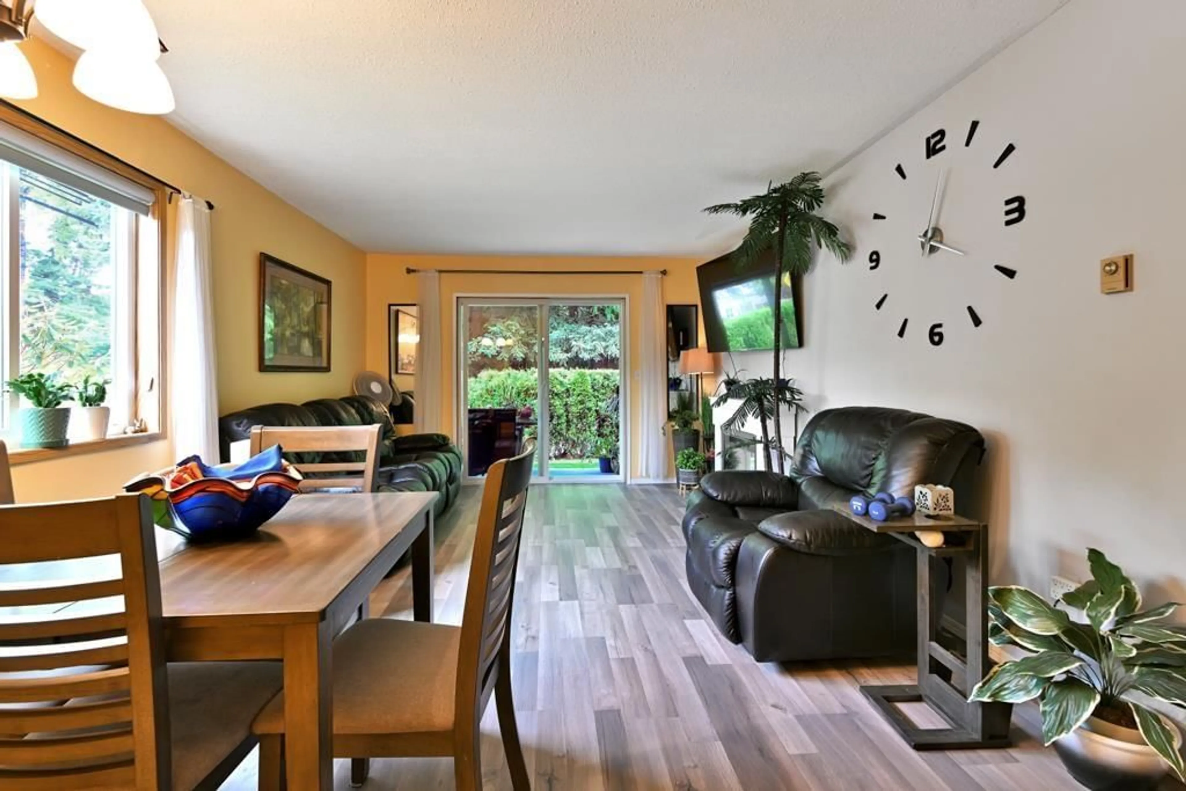 Living room with furniture, wood/laminate floor for 1 - 32286 7TH, Mission British Columbia V2V6K3