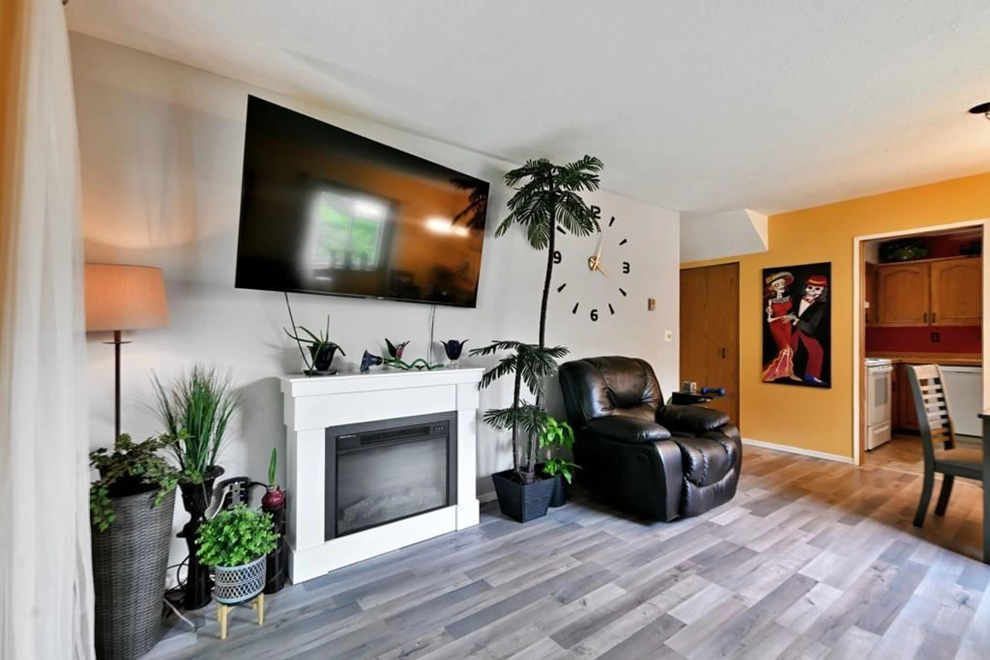 Living room with furniture, wood/laminate floor for 1 - 32286 7TH, Mission British Columbia V2V6K3