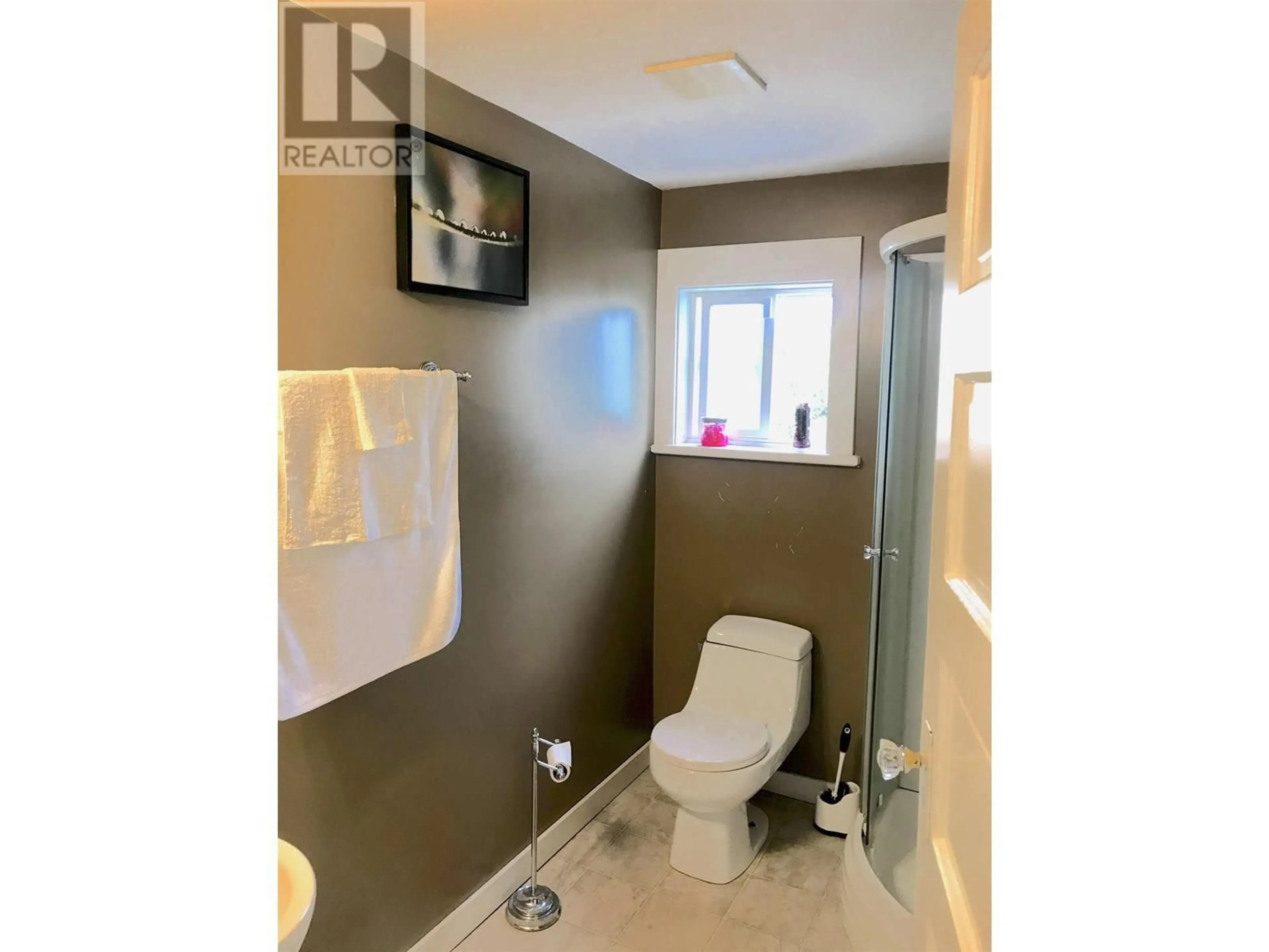 Standard bathroom, ceramic/tile floor for 1111 FIFTH AVENUE, New Westminster British Columbia V3M1Y7
