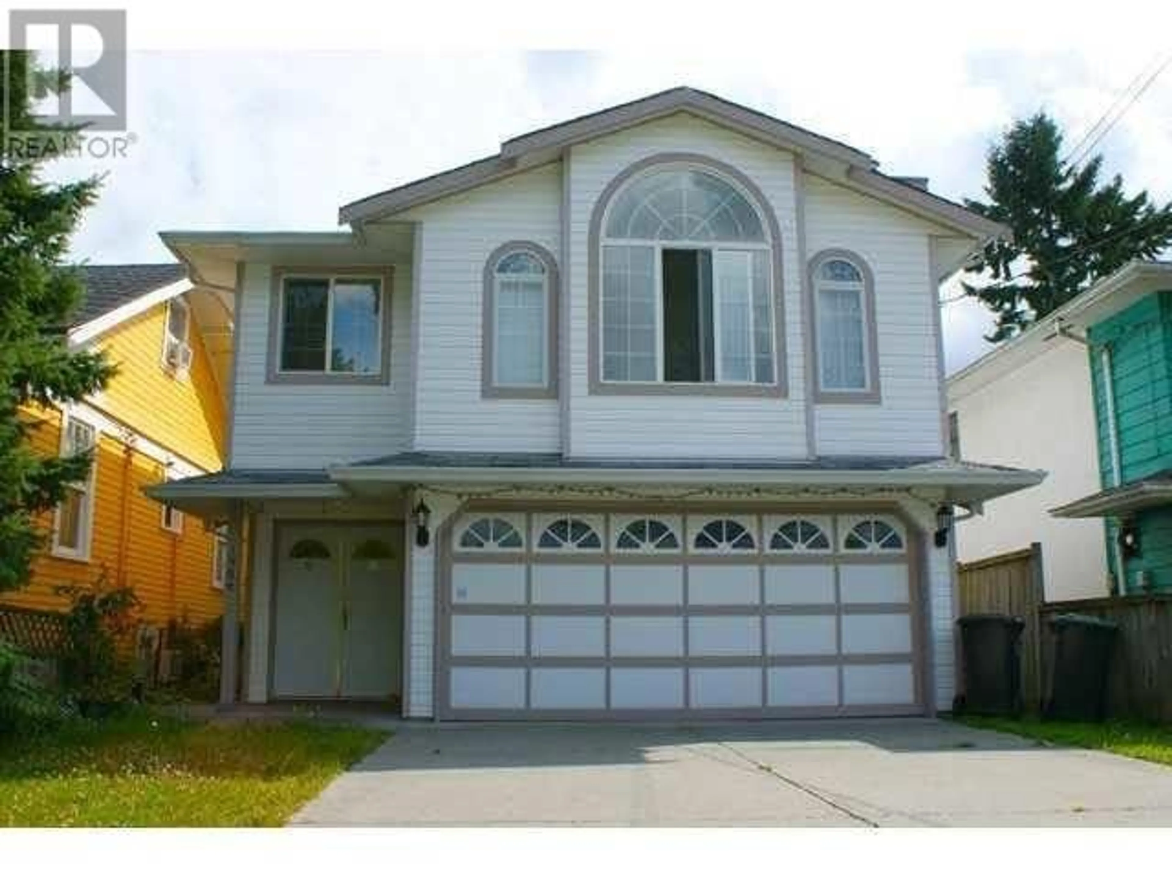 Home with vinyl exterior material, street for 1986 FRASER AVENUE, Port Coquitlam British Columbia V3B1N3