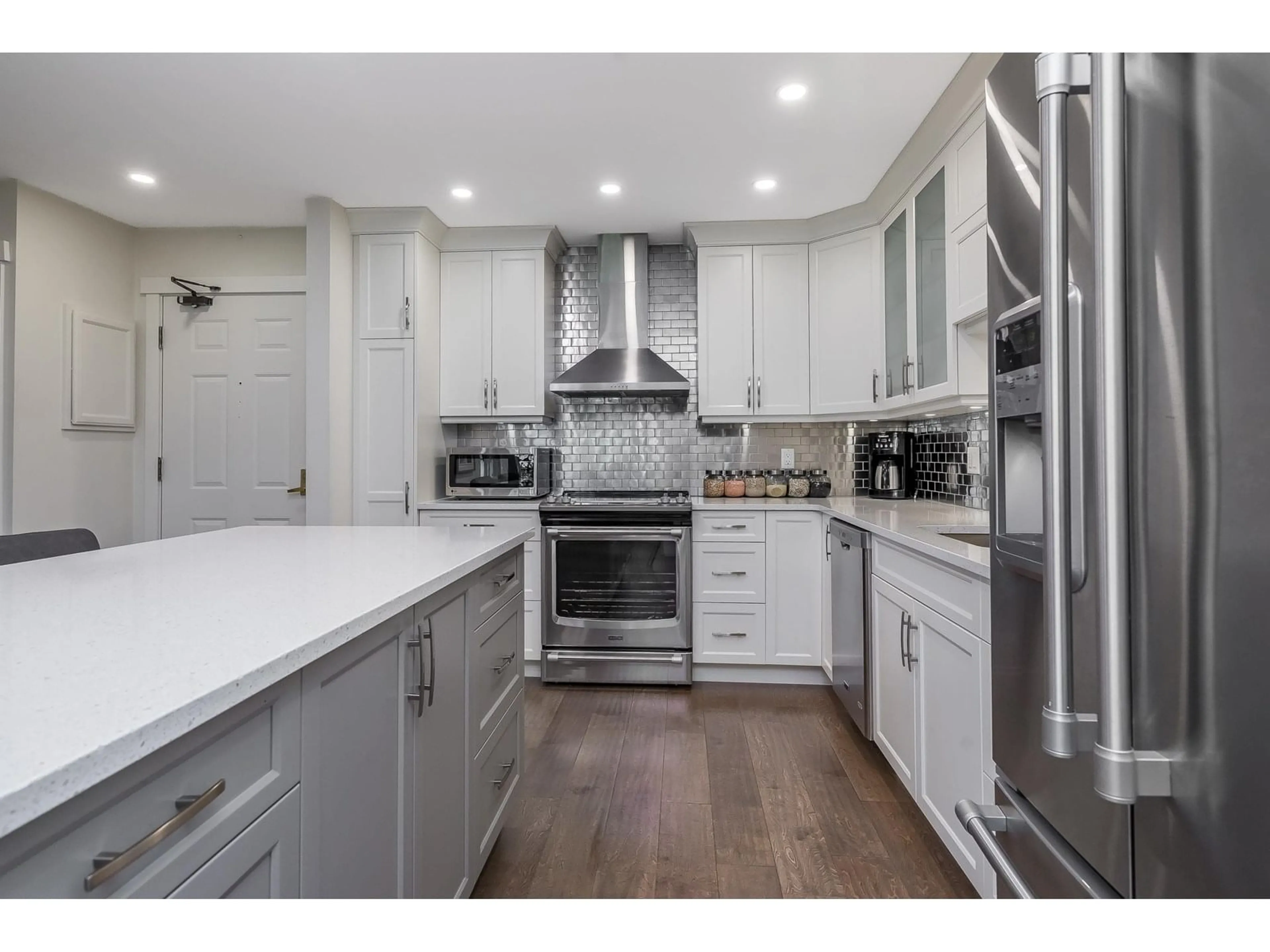 Open concept kitchen, unknown for 614 - 1350 VIDAL, White Rock British Columbia V4B5G6