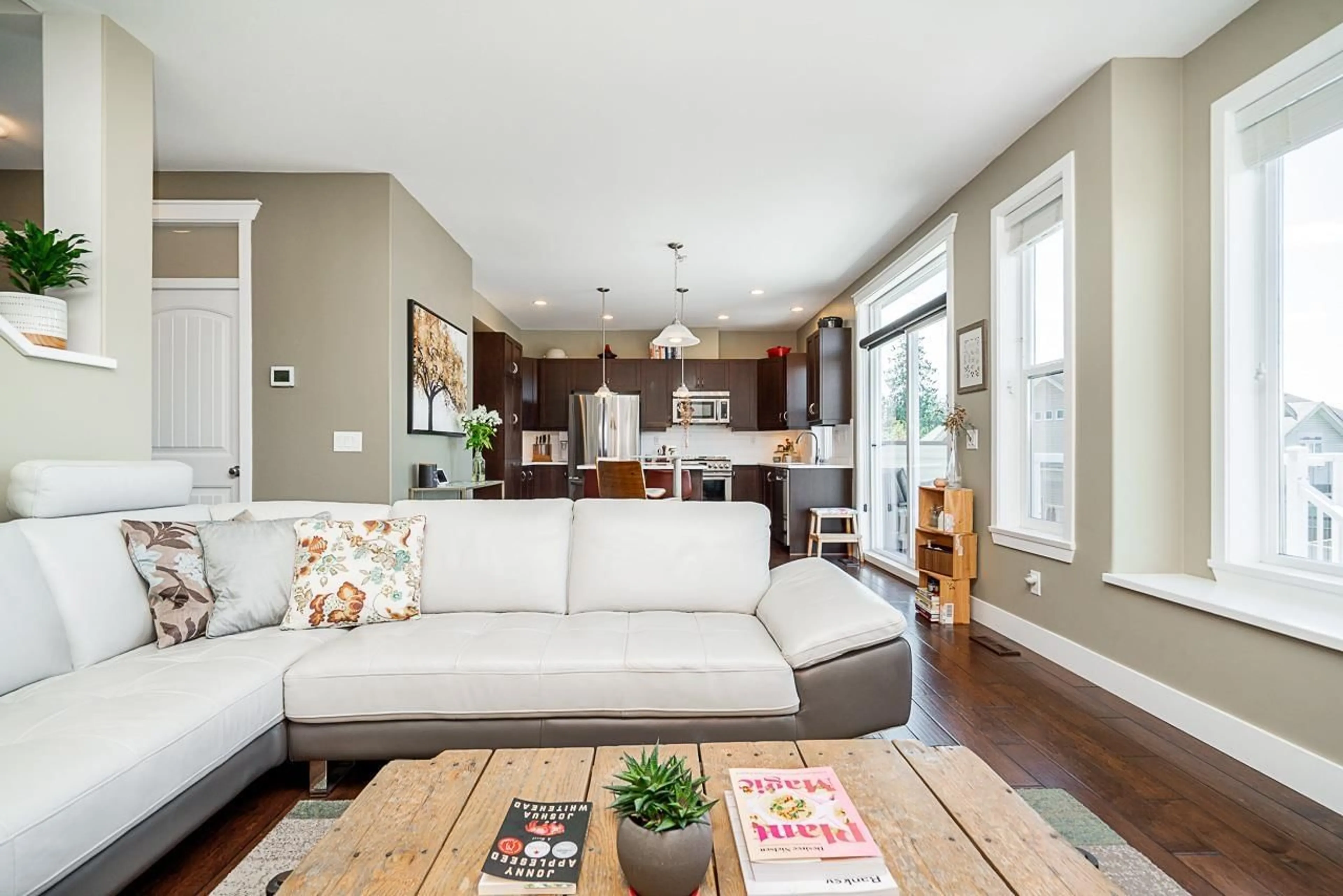 Living room with furniture, unknown for 6069 163B, Surrey British Columbia V3S2H7