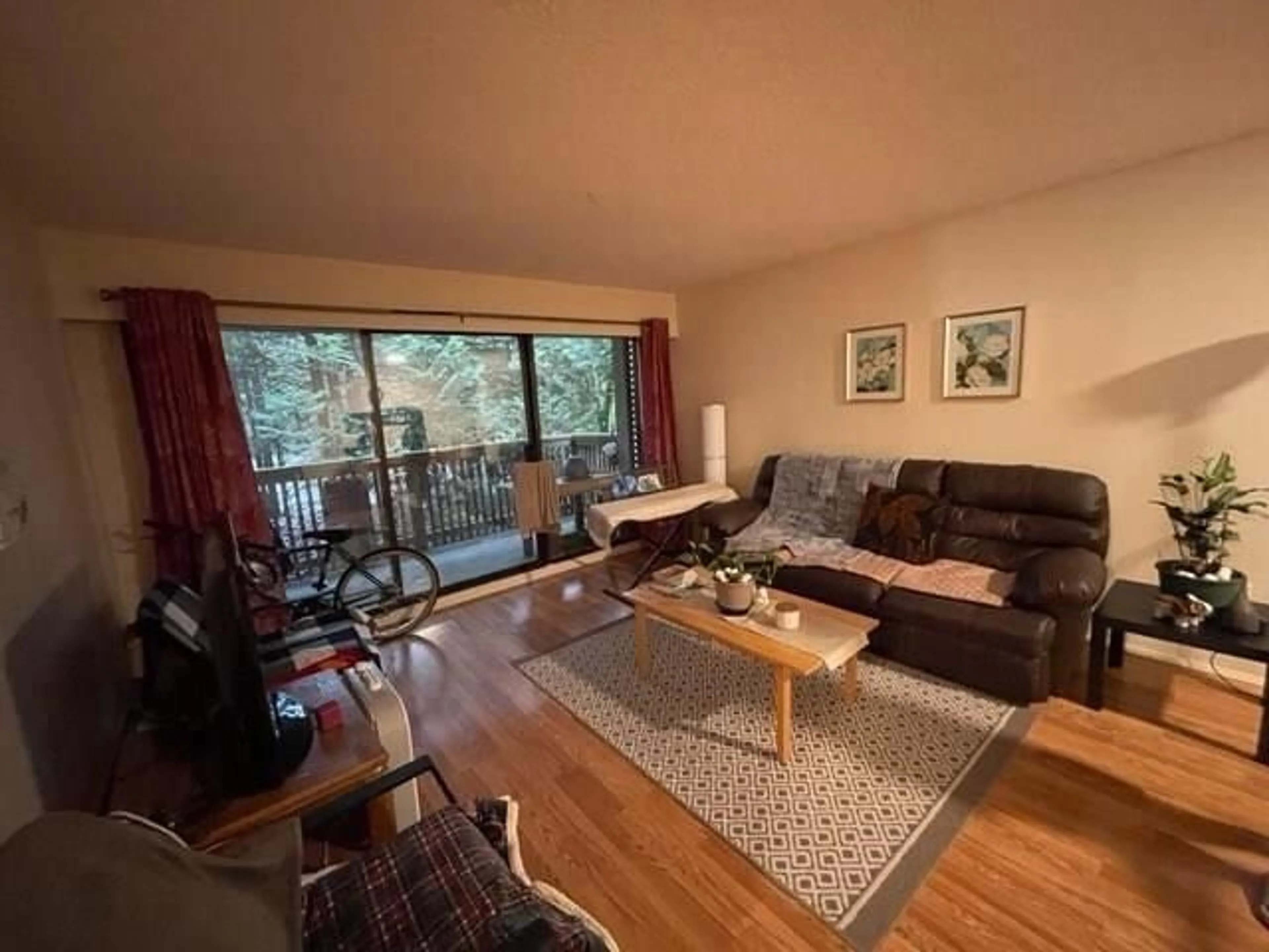 Living room with furniture, wood/laminate floor for 202 - 14925 100, Surrey British Columbia V3R1J6