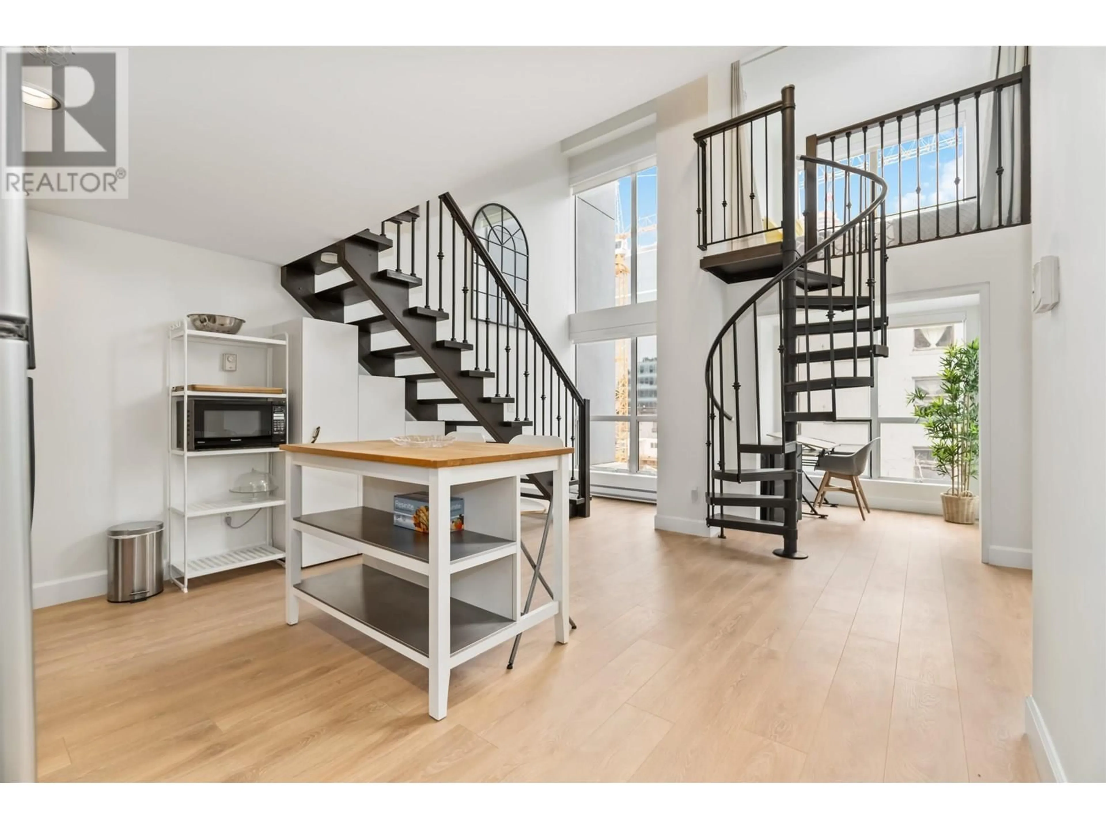 Stairs for 301 - 933 SEYMOUR STREET, Vancouver British Columbia V6B6L6