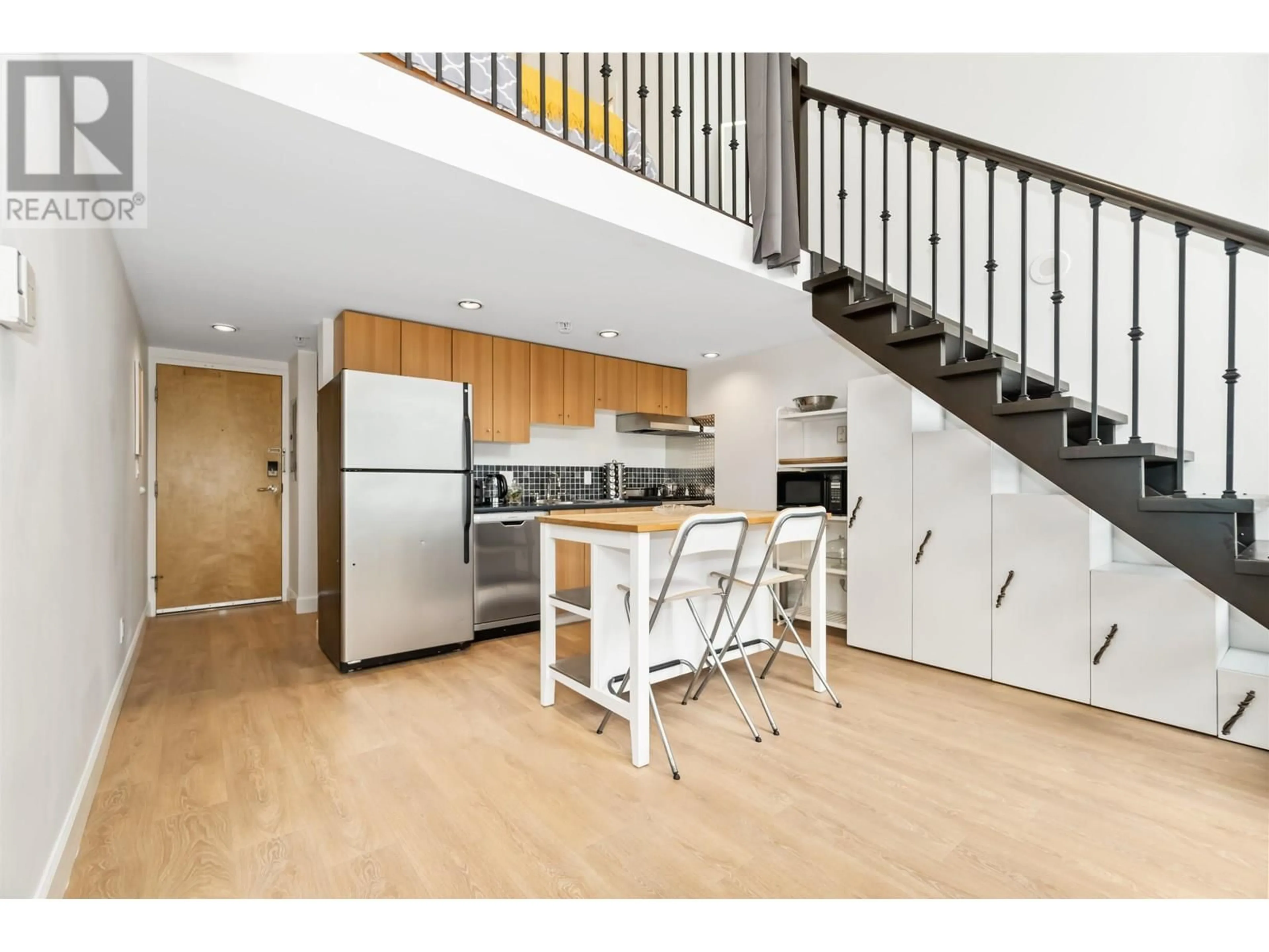 Open concept kitchen, wood/laminate floor for 301 - 933 SEYMOUR STREET, Vancouver British Columbia V6B6L6
