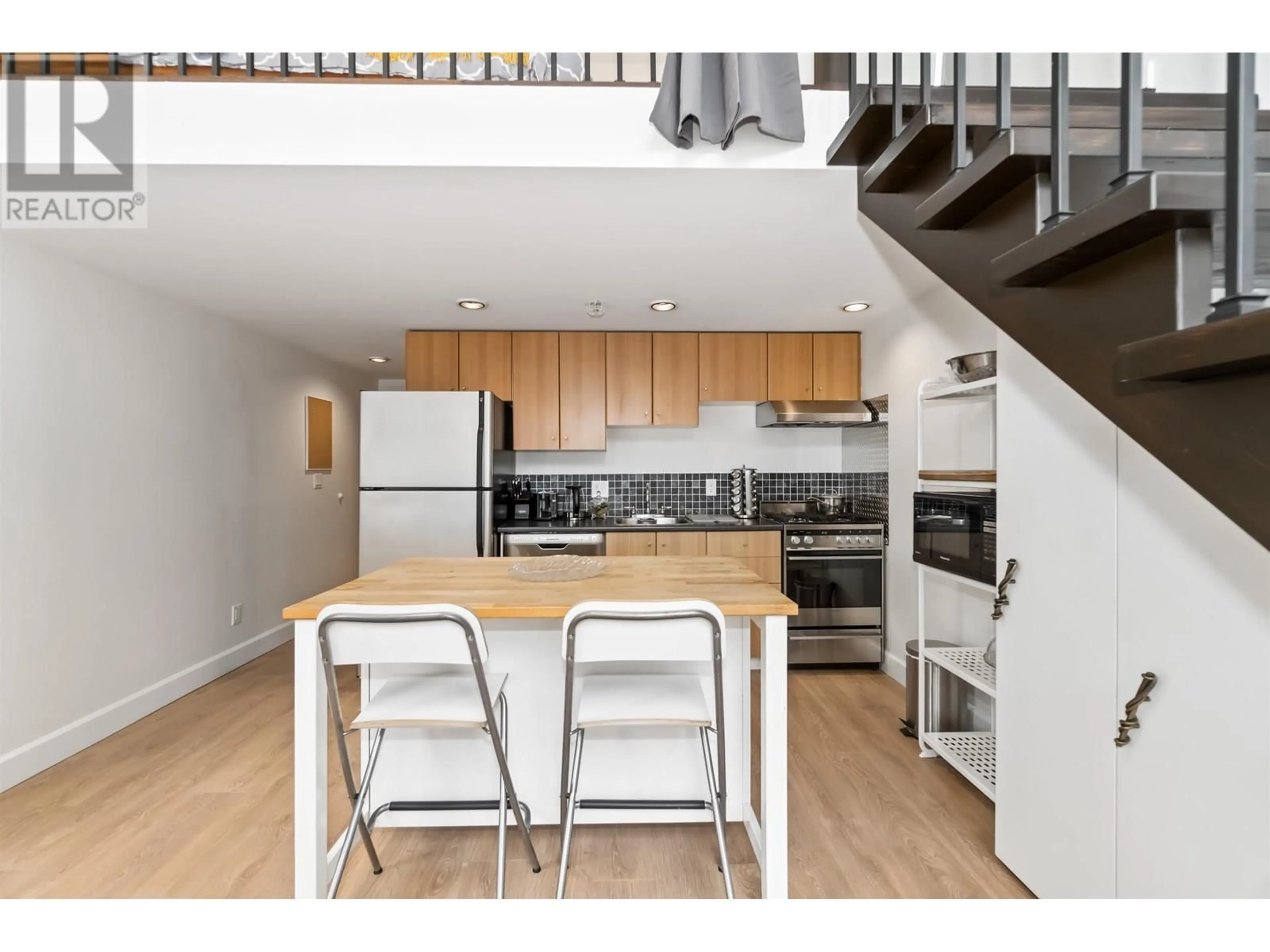 Open concept kitchen, wood/laminate floor for 301 - 933 SEYMOUR STREET, Vancouver British Columbia V6B6L6