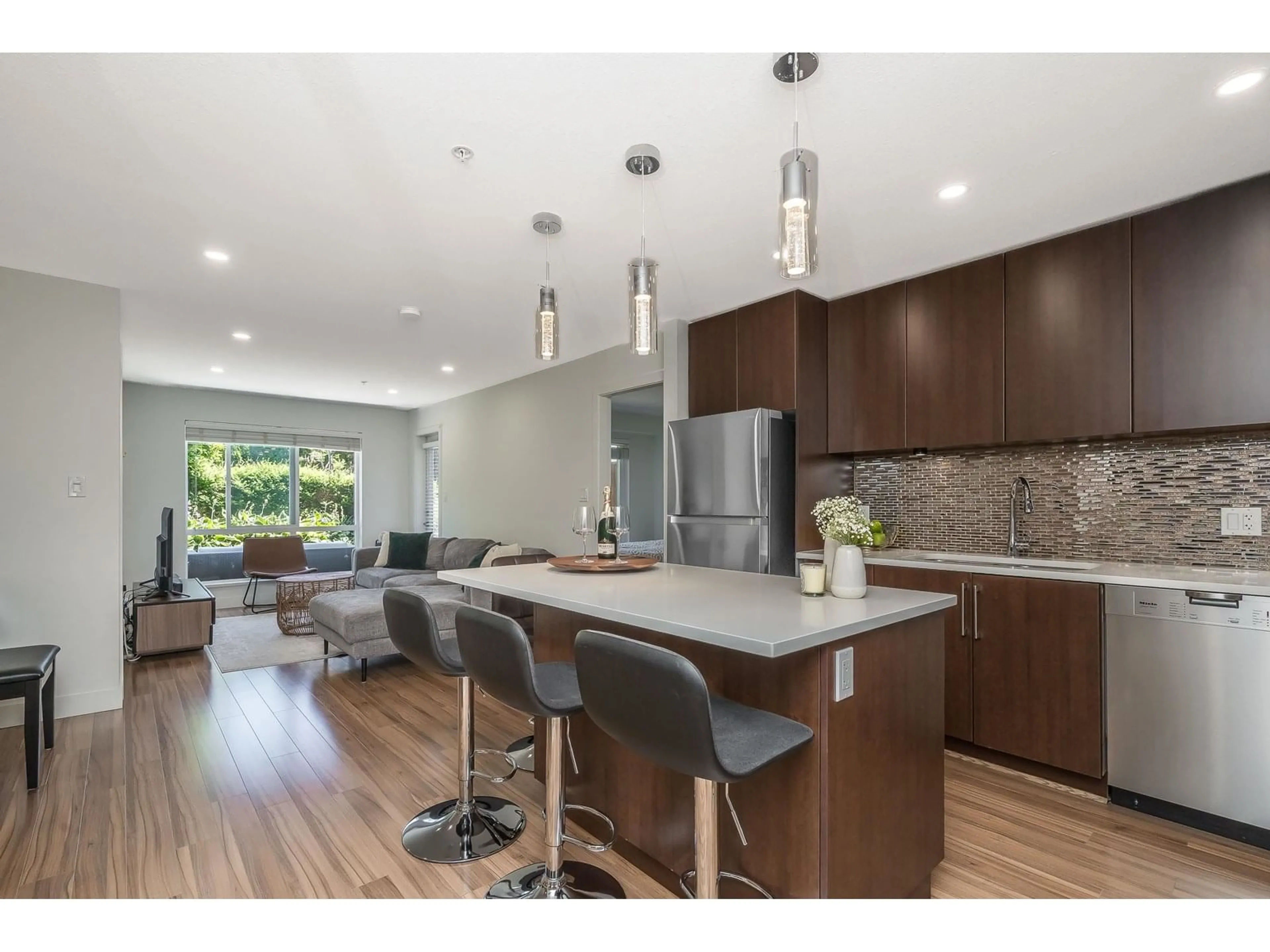 Open concept kitchen, wood/laminate floor for 255 - 15850 26, Surrey British Columbia V3Z2N6