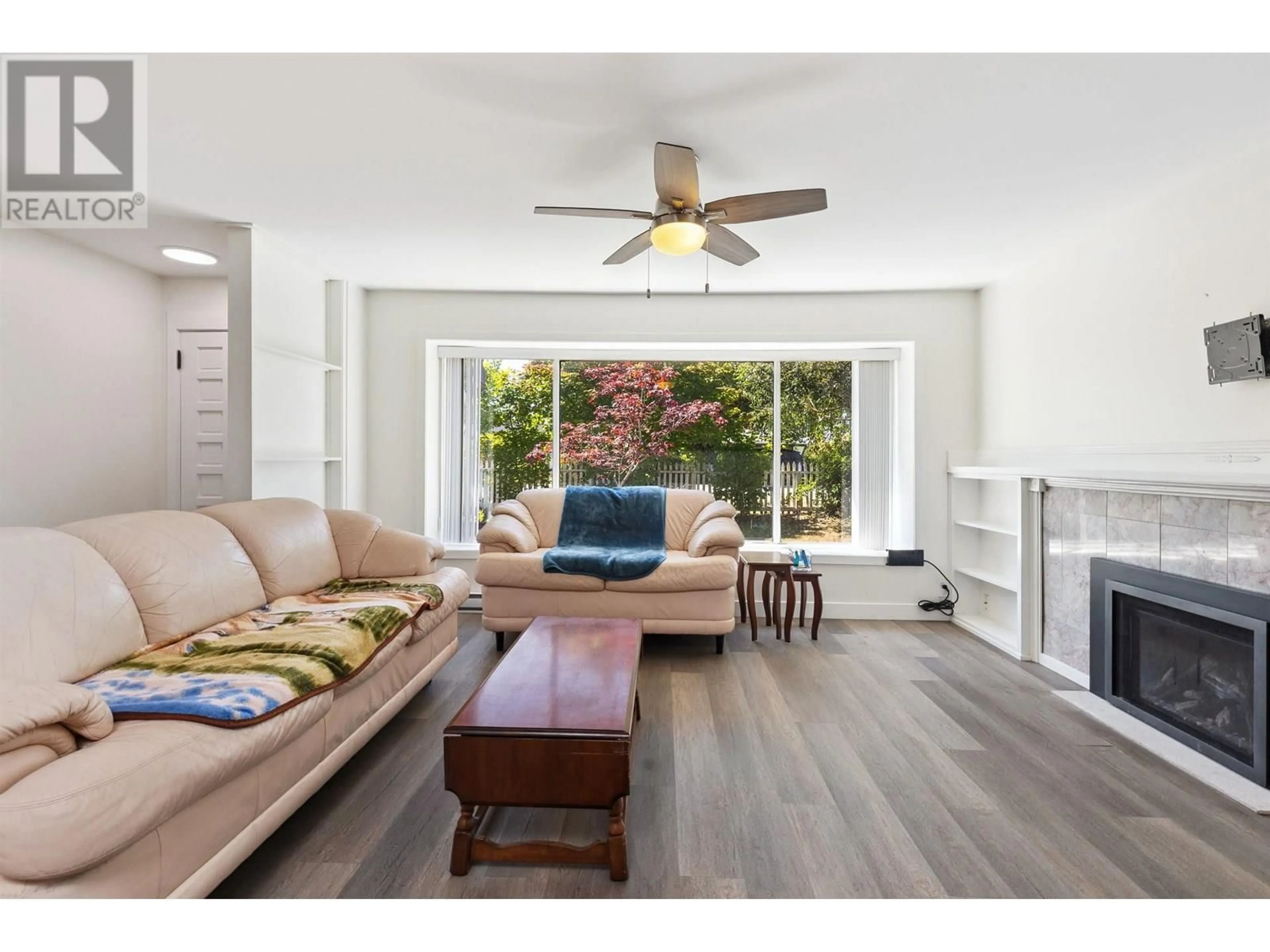 Living room with furniture, wood/laminate floor for 1386 TATLOW AVENUE, North Vancouver British Columbia V7P2Z6