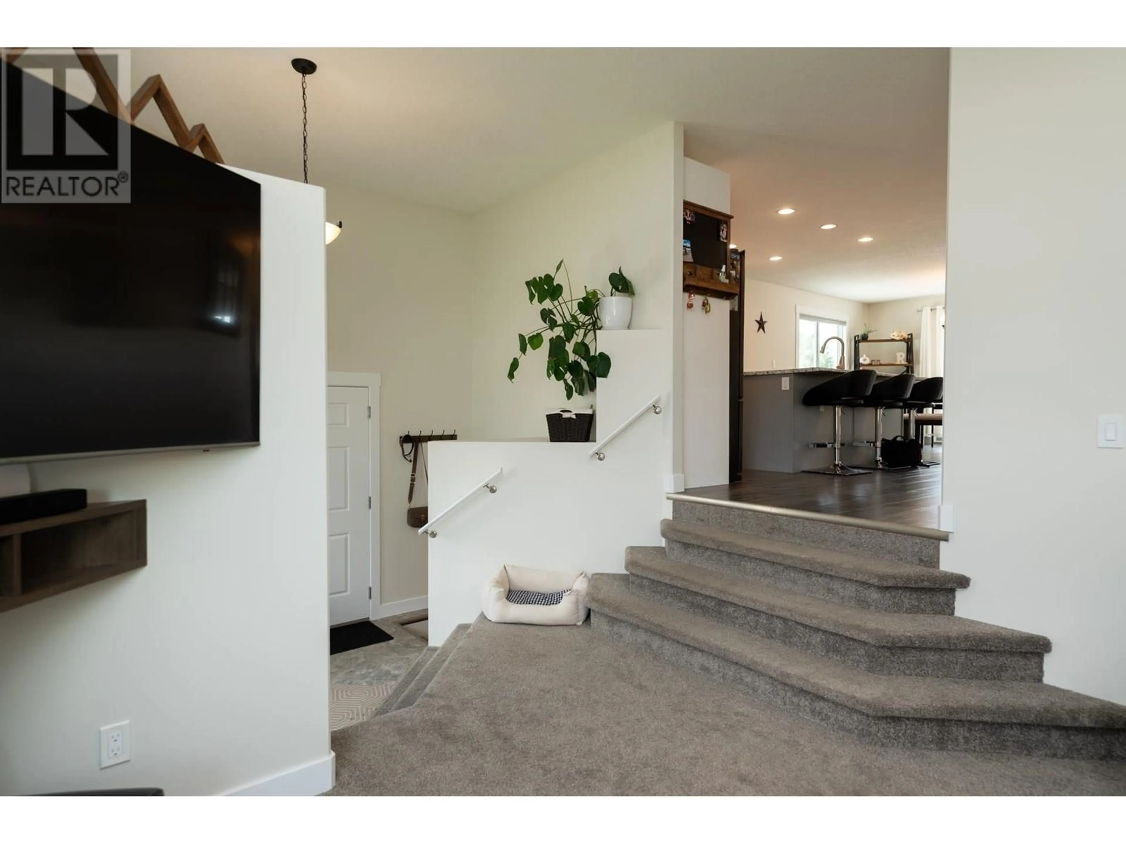 Indoor entryway for 5377 WOODVALLEY DRIVE, Prince George British Columbia V2K5A6