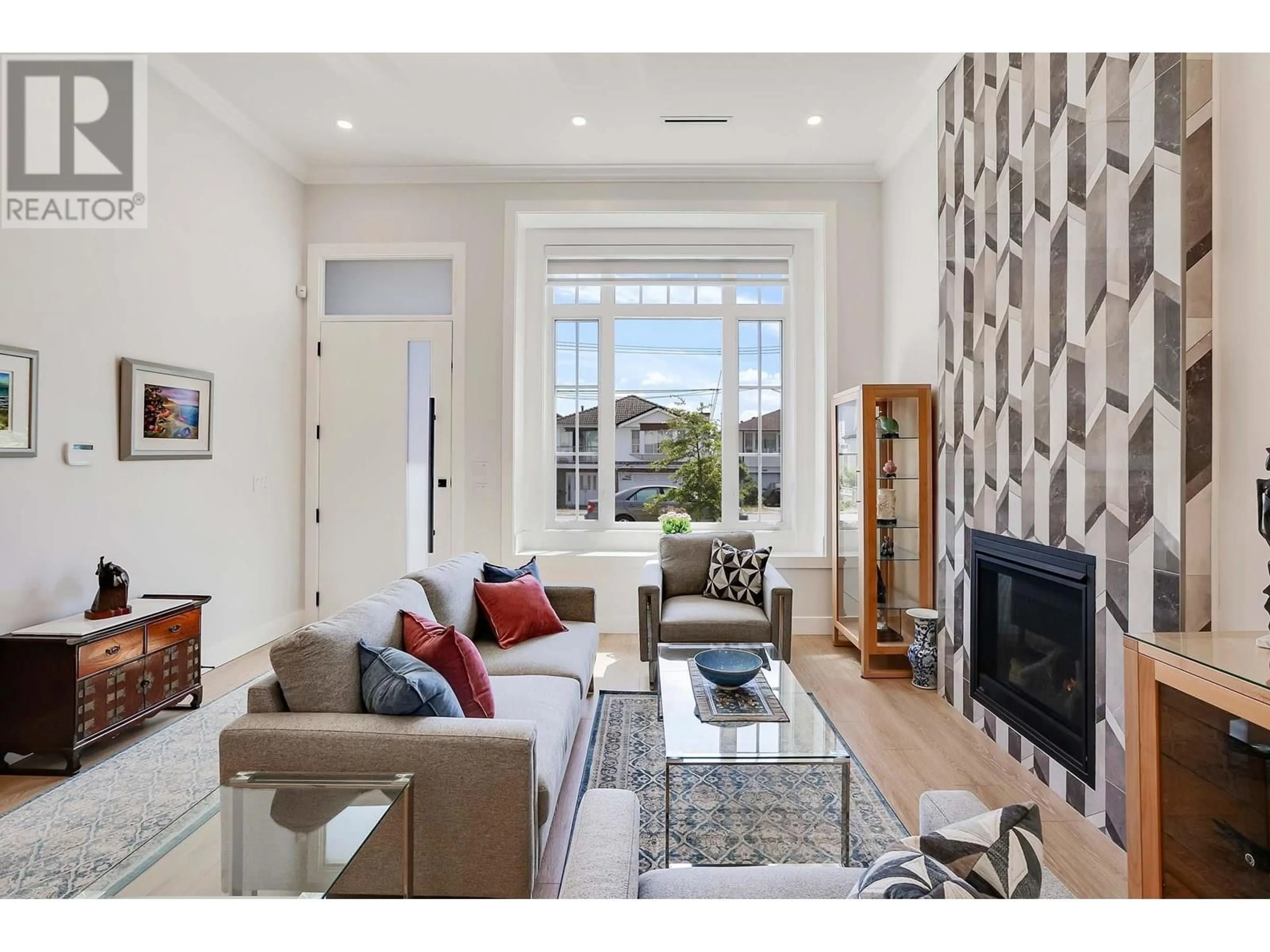Living room with furniture, unknown for 4977 CHESHAM AVENUE, Burnaby British Columbia V5G2X3