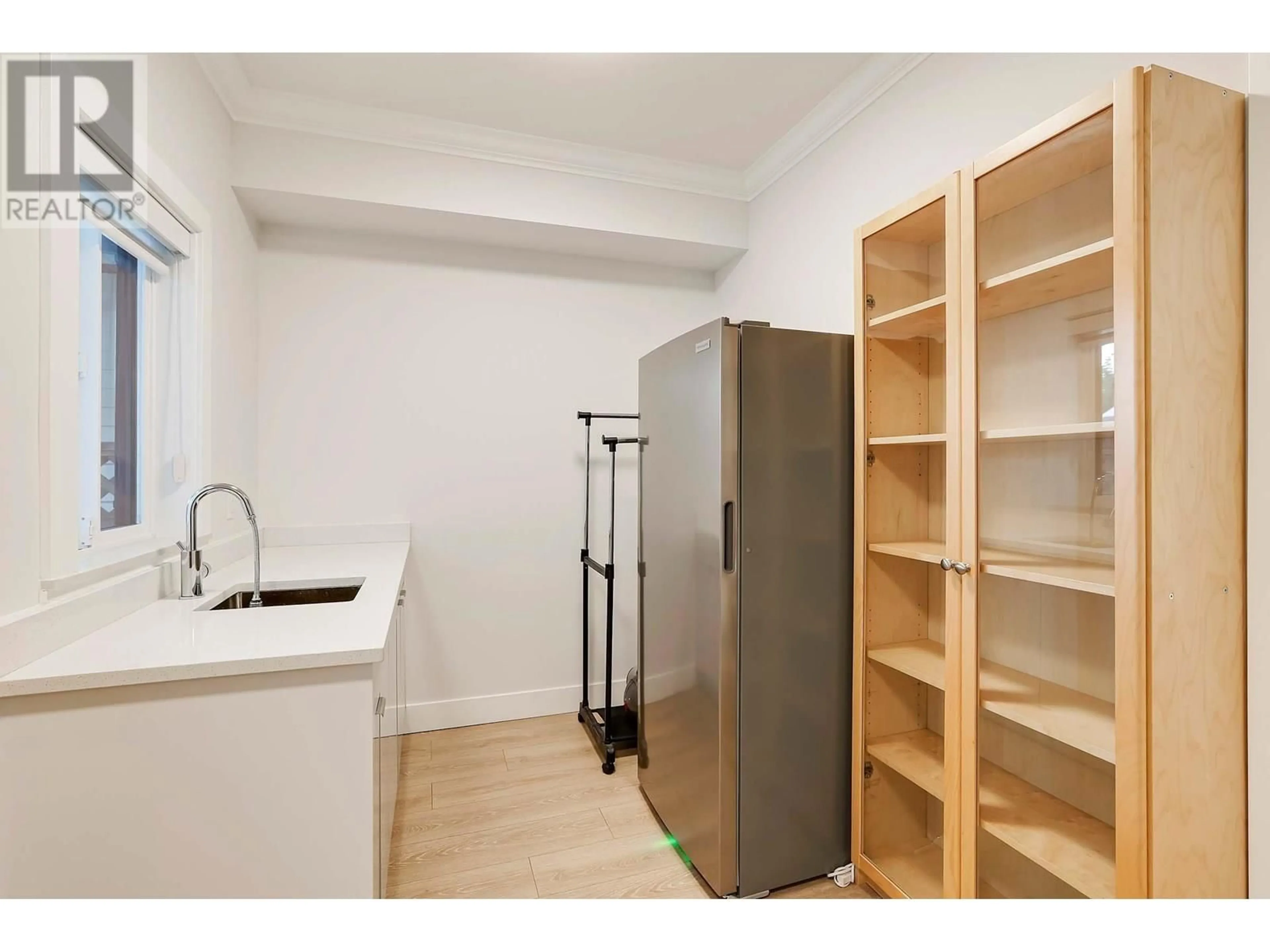 Standard kitchen, unknown for 4977 CHESHAM AVENUE, Burnaby British Columbia V5G2X3