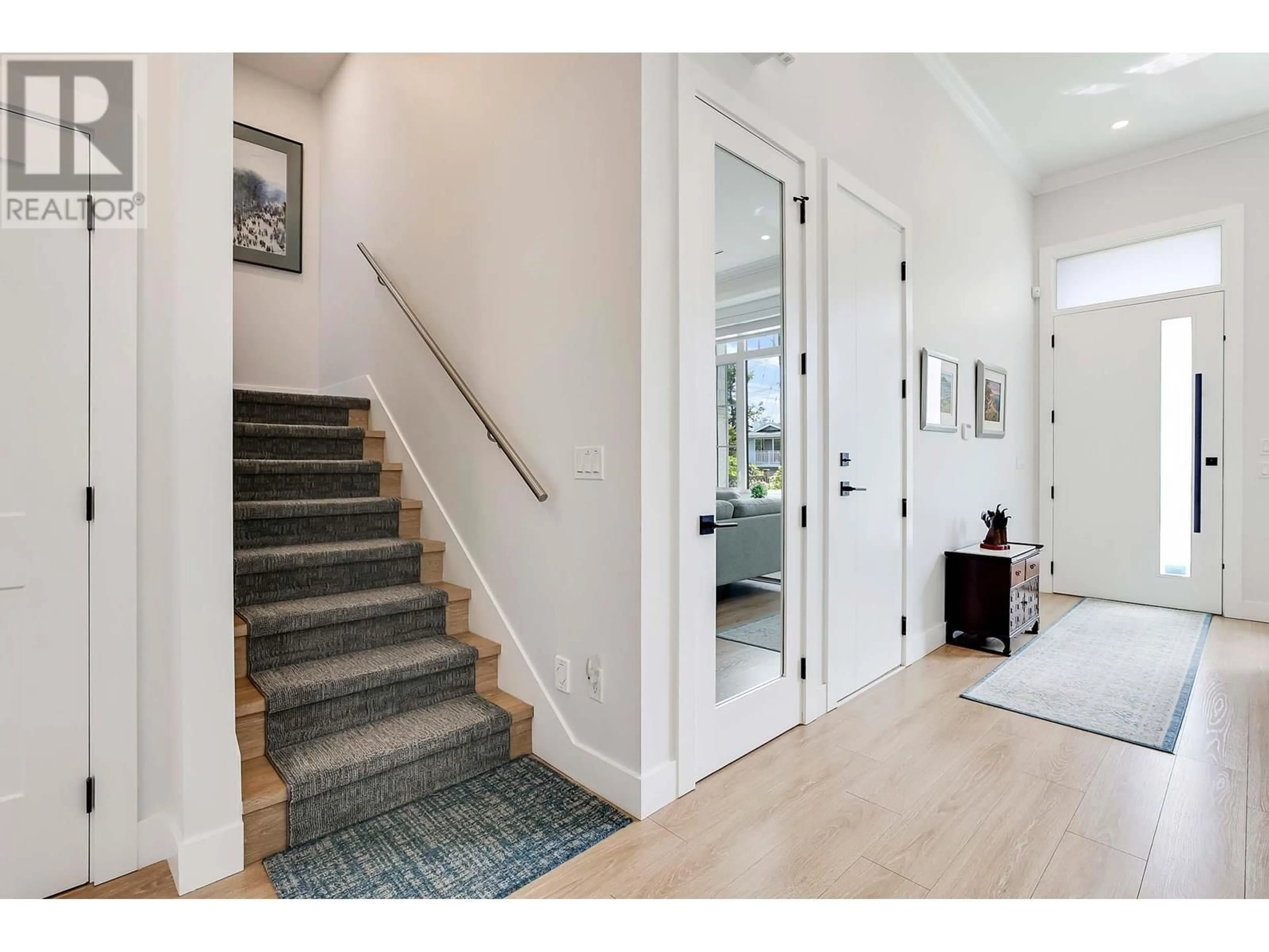 Indoor entryway for 4977 CHESHAM AVENUE, Burnaby British Columbia V5G2X3