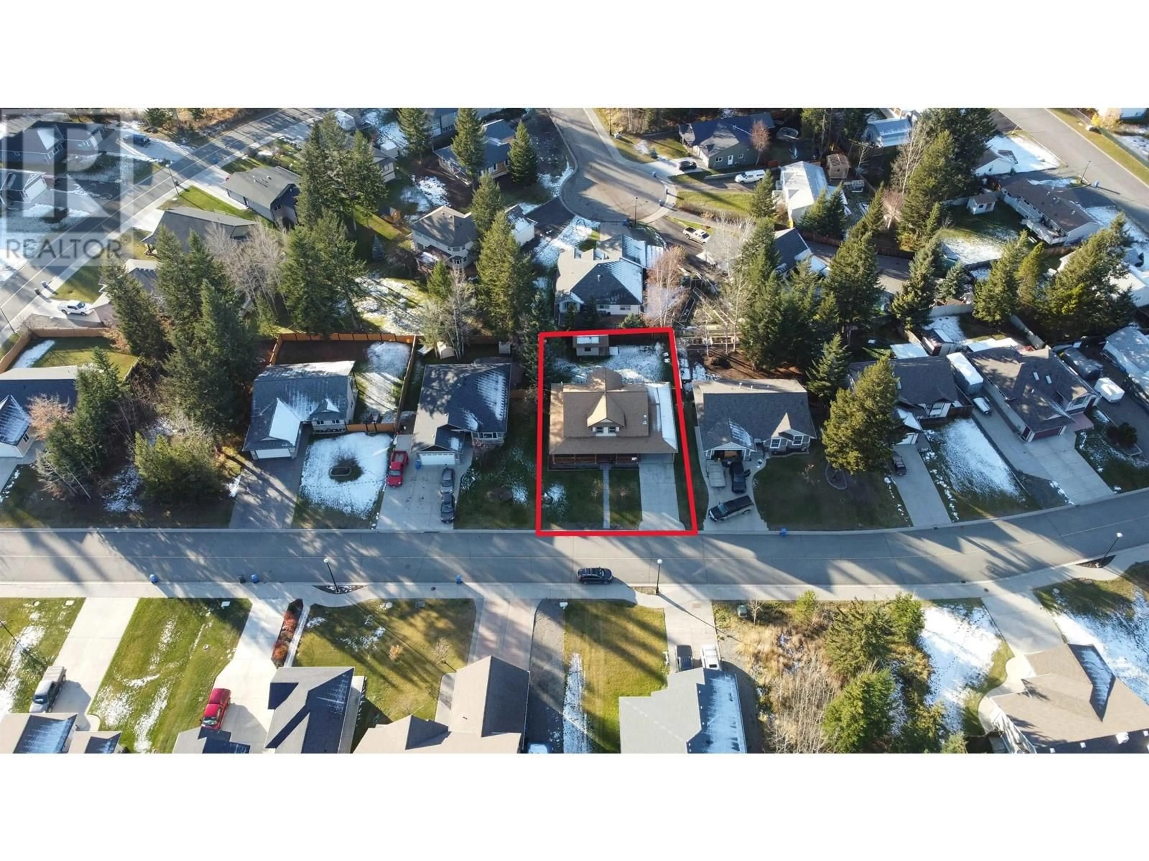 A pic from outside/outdoor area/front of a property/back of a property/a pic from drone, street for 936 FRASER AVENUE, 100 Mile House British Columbia V0K2E0