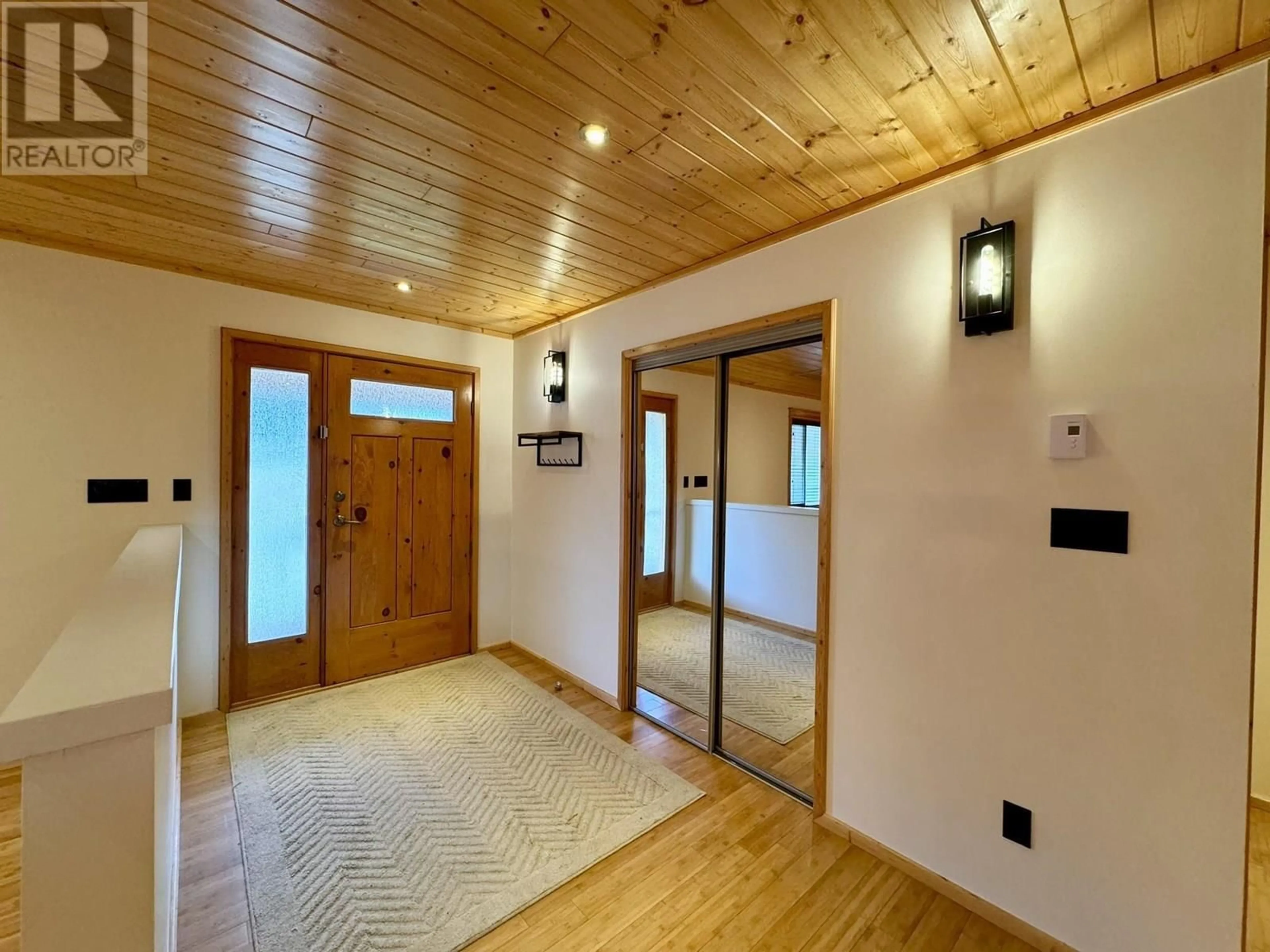 Indoor entryway for 936 FRASER AVENUE, 100 Mile House British Columbia V0K2E0