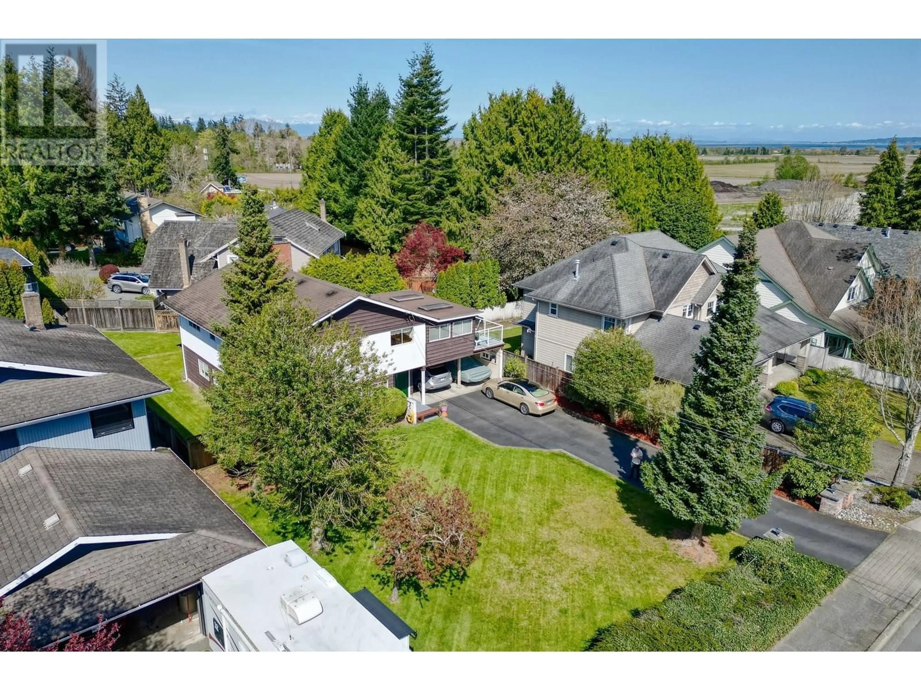 A pic from outside/outdoor area/front of a property/back of a property/a pic from drone, unknown for 5551 4 AVENUE, Delta British Columbia V4M1H2