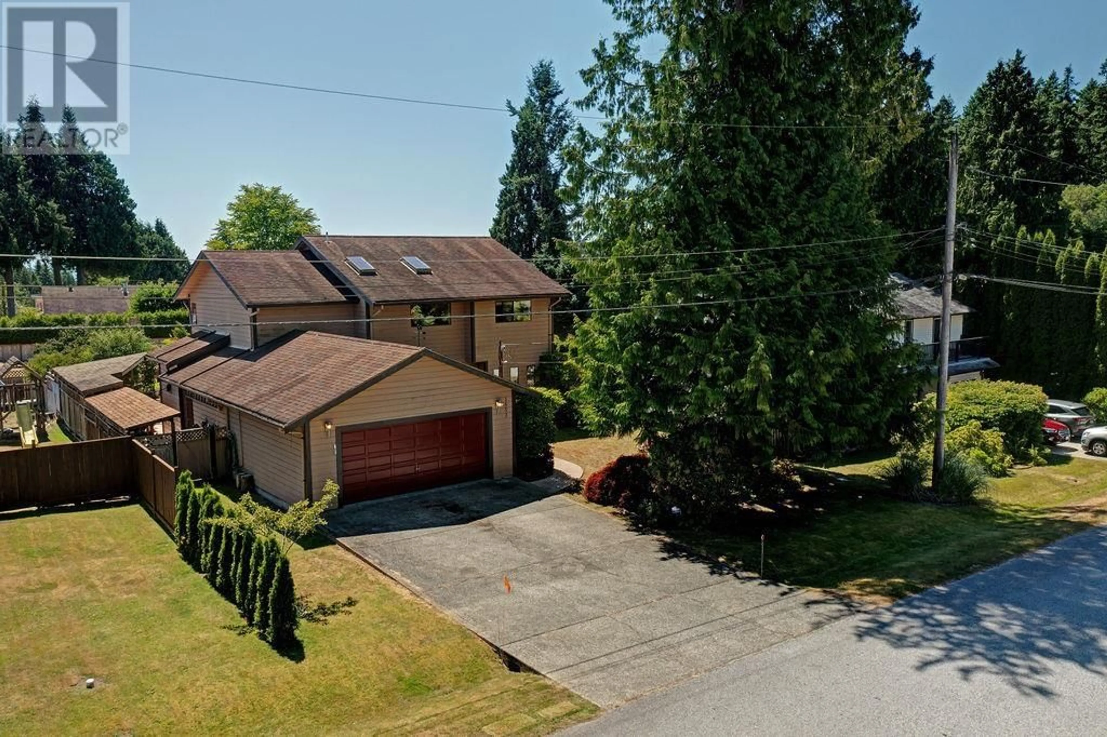 A pic from outside/outdoor area/front of a property/back of a property/a pic from drone, street for 1553 CYPRESS WAY, Gibsons British Columbia V0N1V5