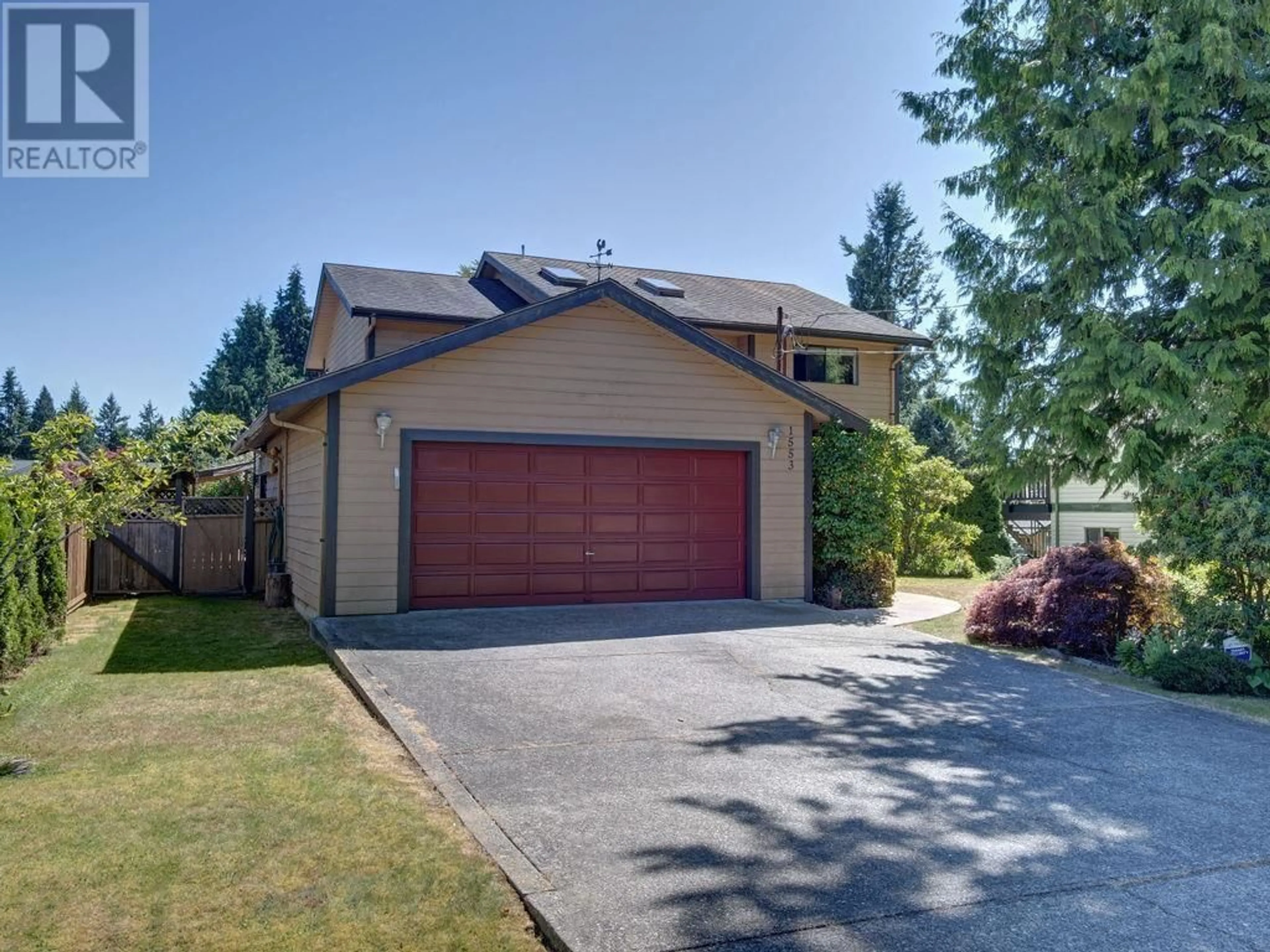 A pic from outside/outdoor area/front of a property/back of a property/a pic from drone, street for 1553 CYPRESS WAY, Gibsons British Columbia V0N1V5
