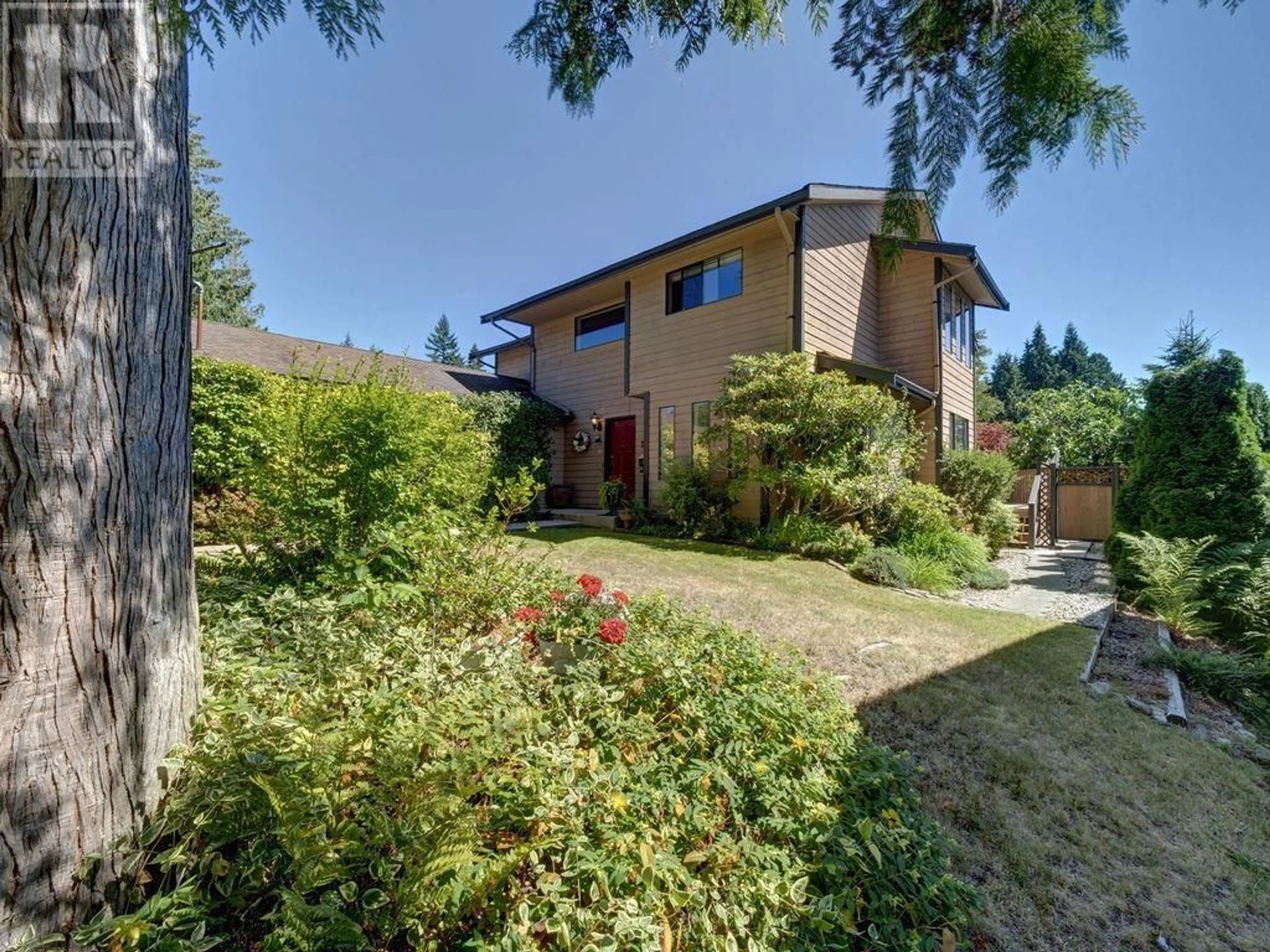 A pic from outside/outdoor area/front of a property/back of a property/a pic from drone, street for 1553 CYPRESS WAY, Gibsons British Columbia V0N1V5