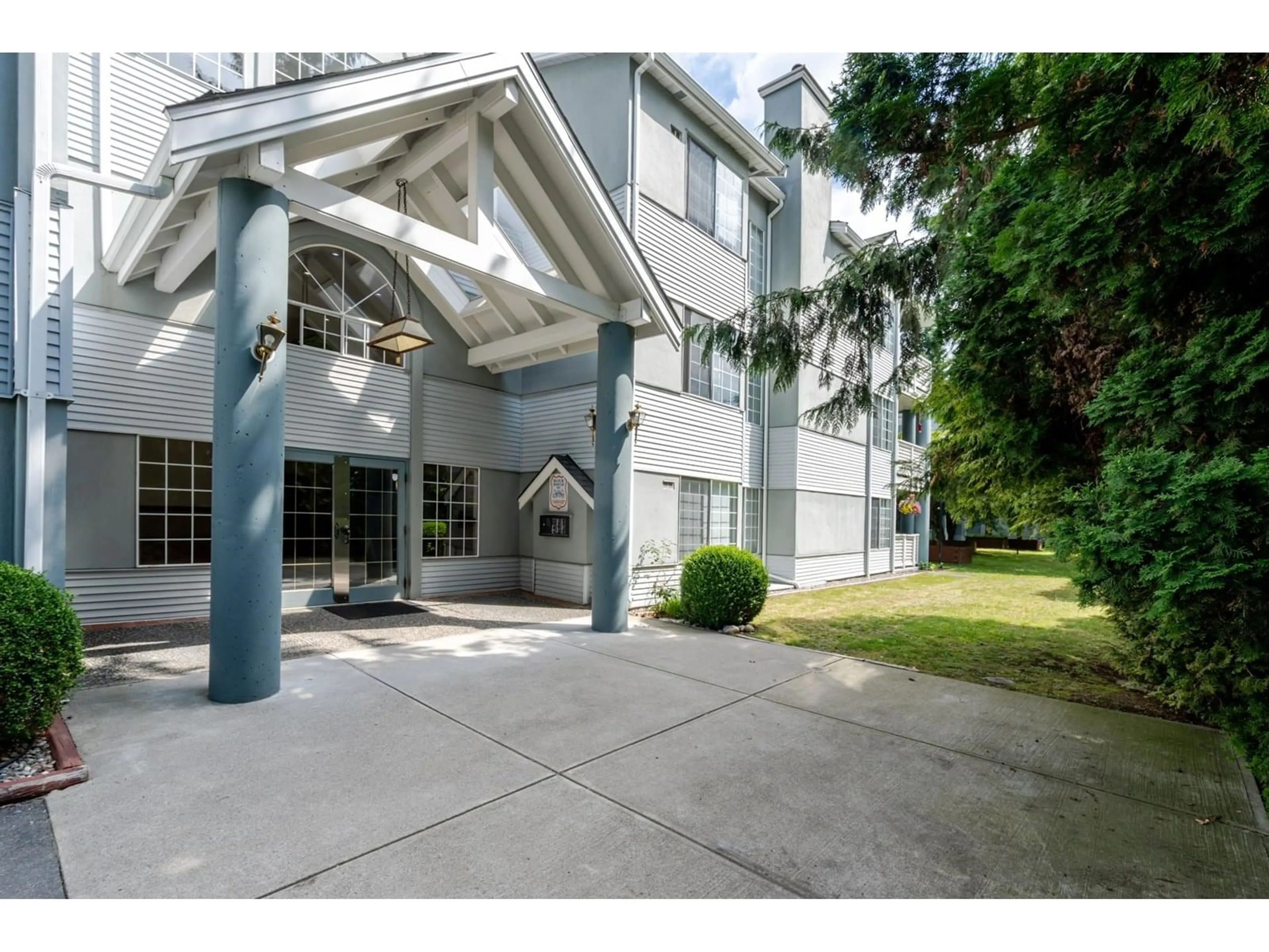Indoor foyer for 201 - 13910 101, Surrey British Columbia V3T1L6