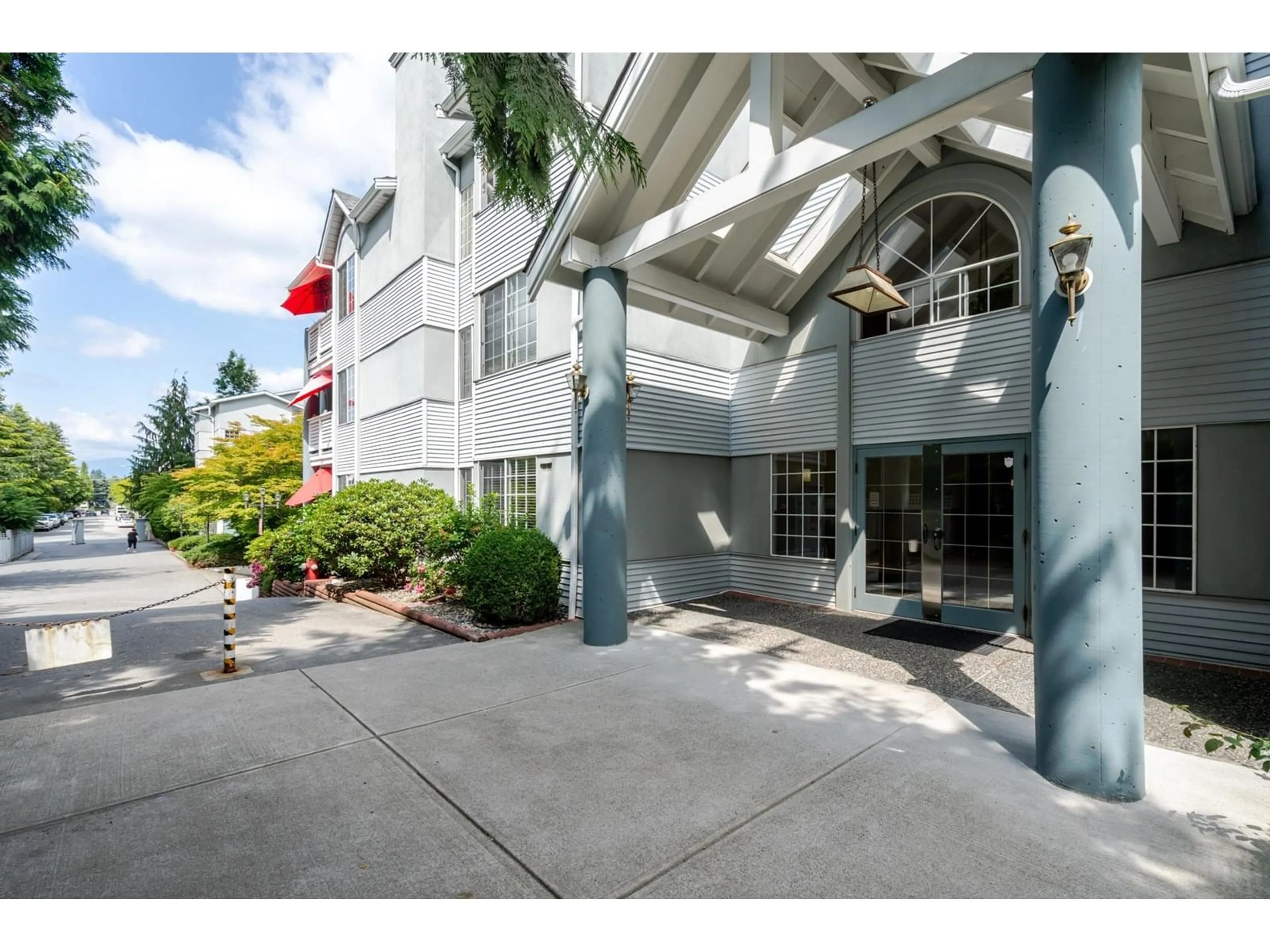 Indoor foyer for 201 - 13910 101, Surrey British Columbia V3T1L6