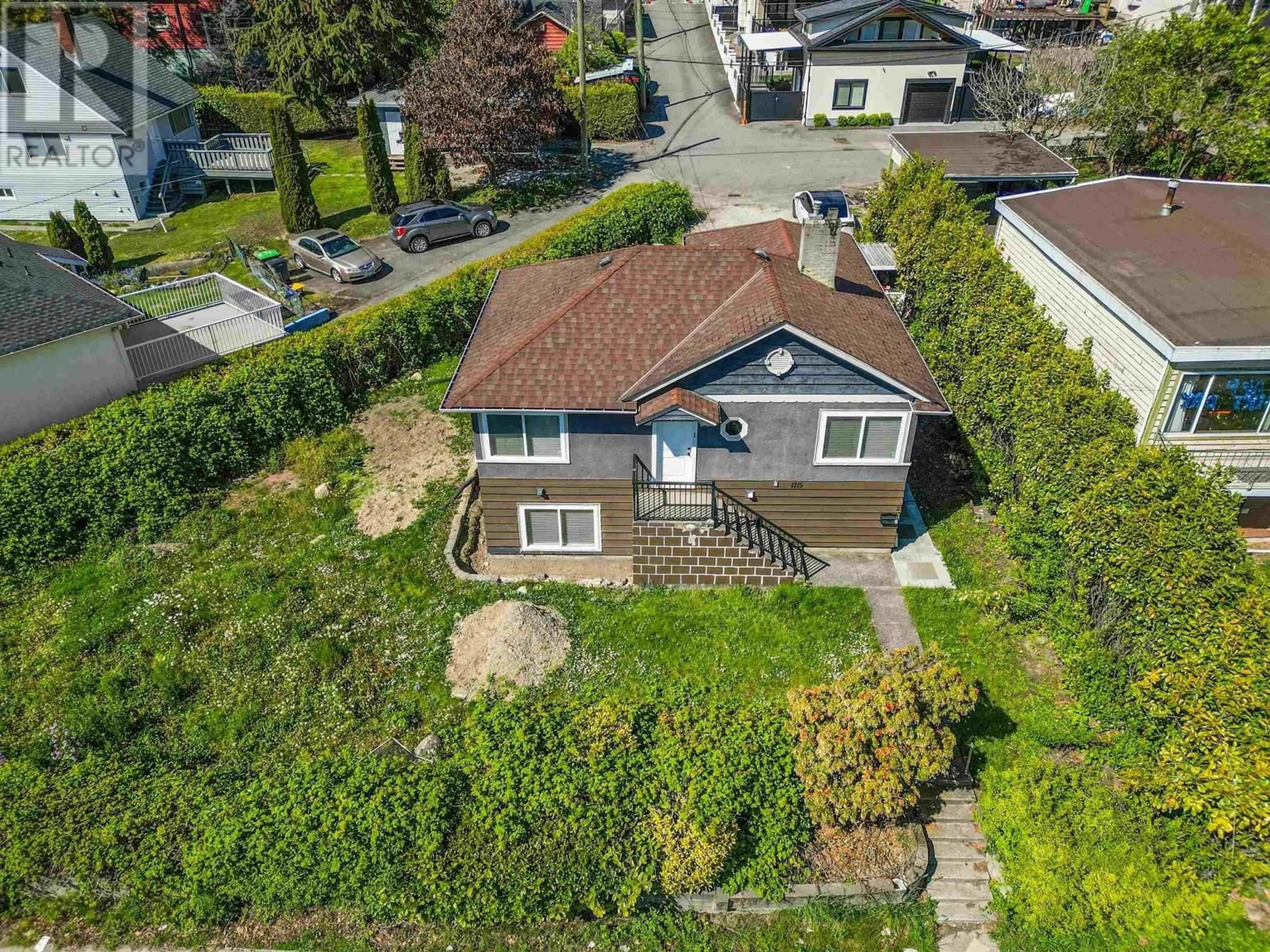 A pic from outside/outdoor area/front of a property/back of a property/a pic from drone, street for 1715 MARINE DRIVE, Vancouver British Columbia V5P2R7