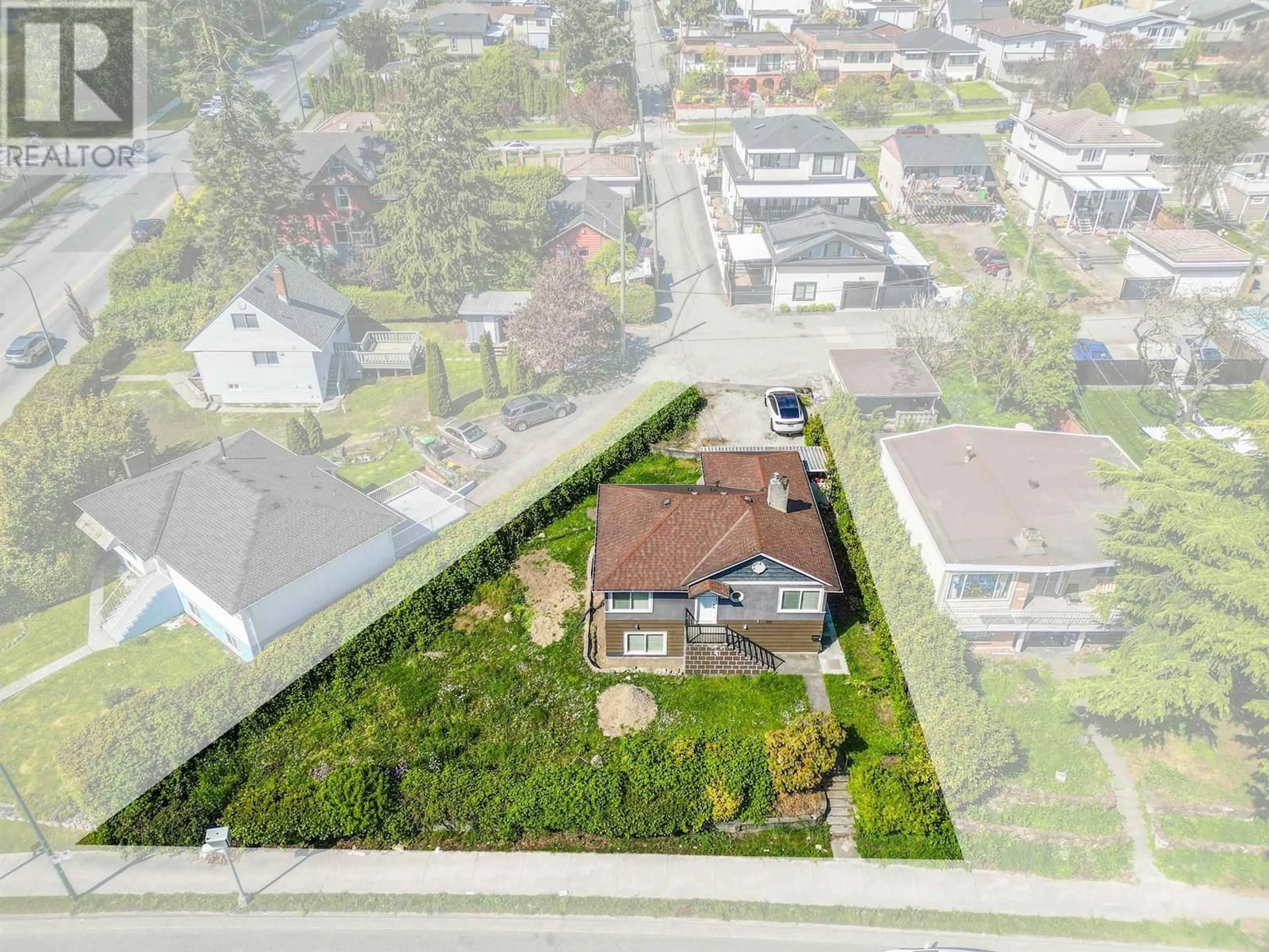 A pic from outside/outdoor area/front of a property/back of a property/a pic from drone, street for 1715 MARINE DRIVE, Vancouver British Columbia V5P2R7