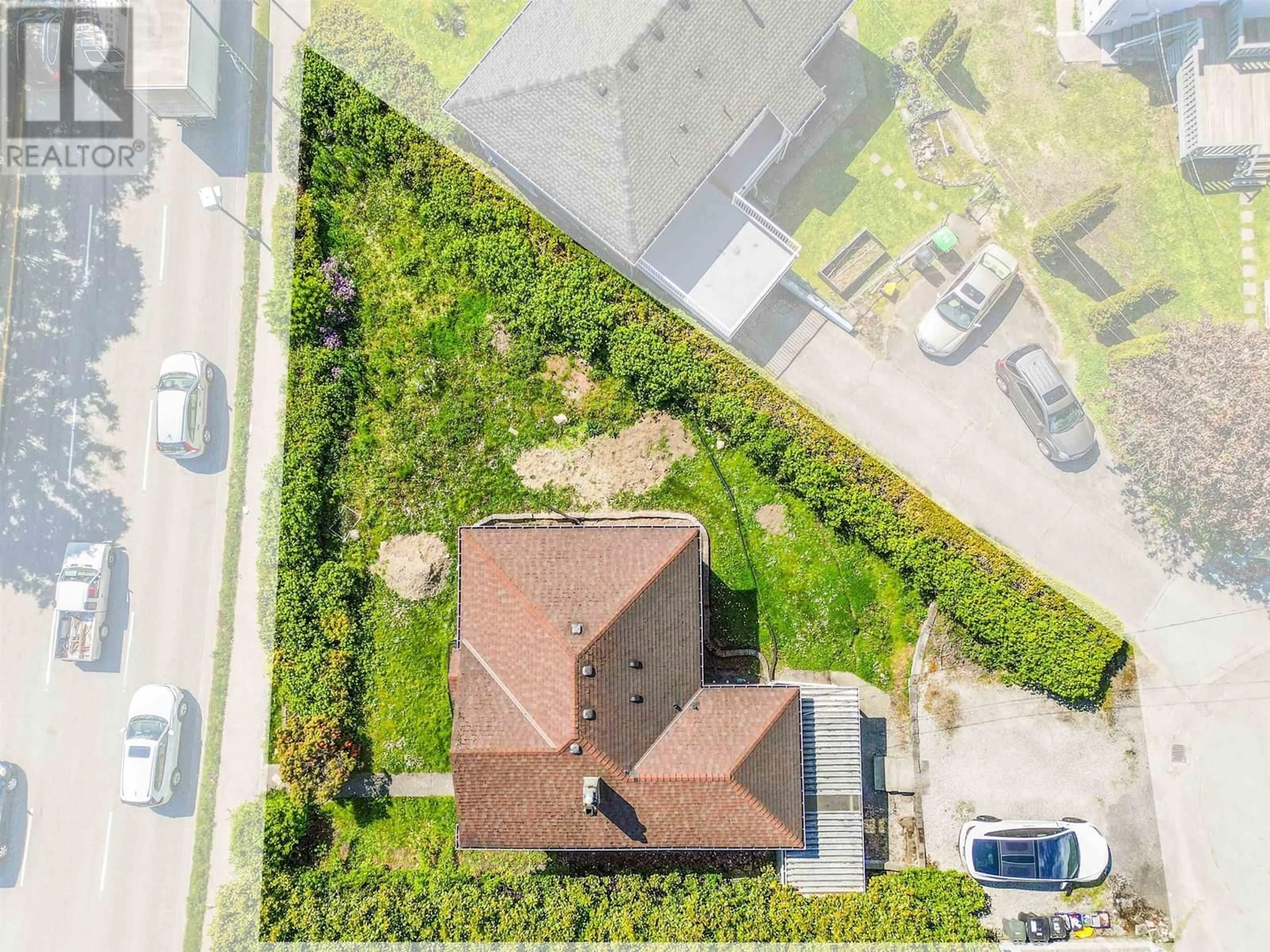 A pic from outside/outdoor area/front of a property/back of a property/a pic from drone, street for 1715 MARINE DRIVE, Vancouver British Columbia V5P2R7