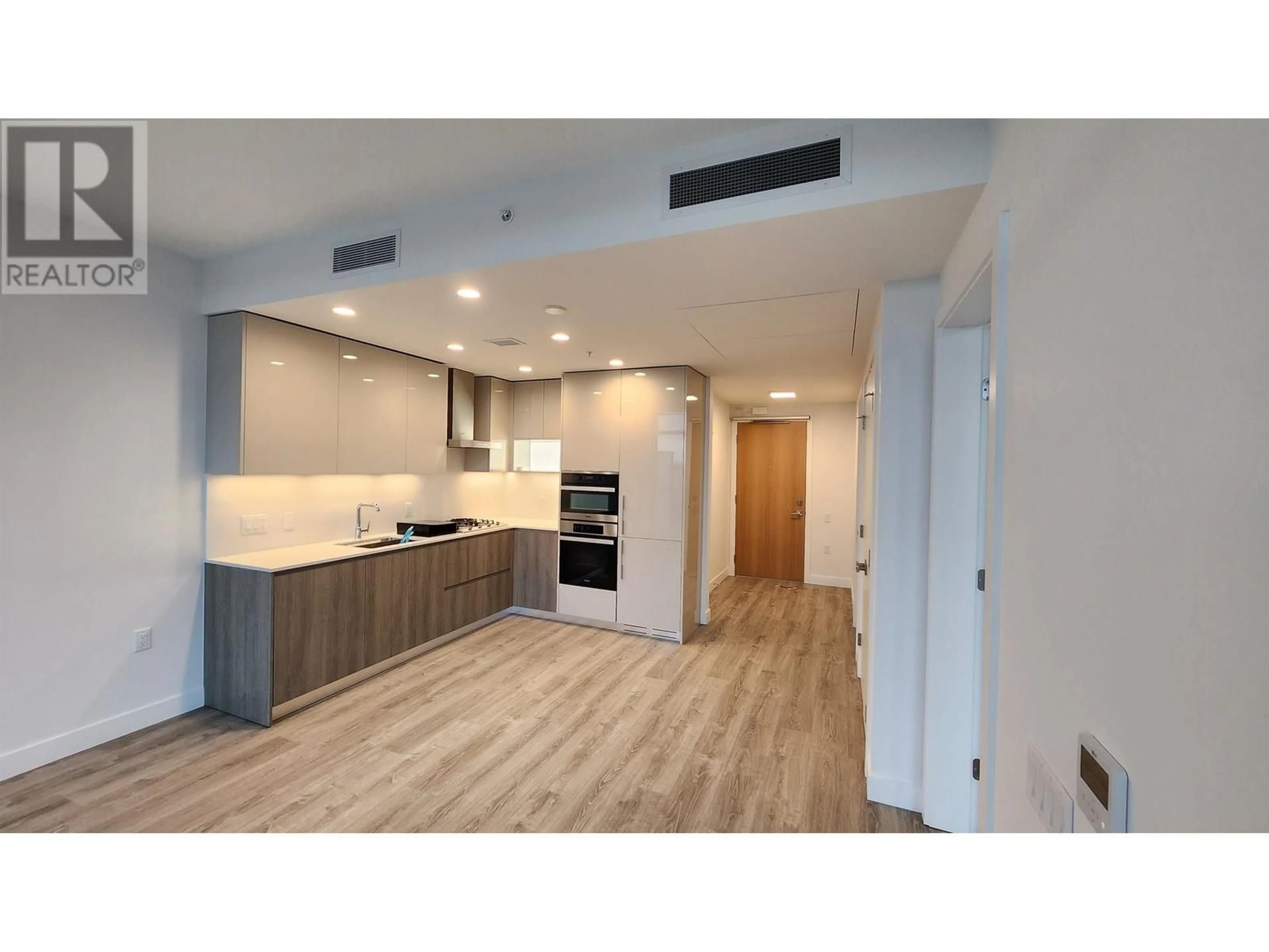 Open concept kitchen, wood/laminate floor for 1903 - 6511 SUSSEX AVENUE, Burnaby British Columbia V5H0K5