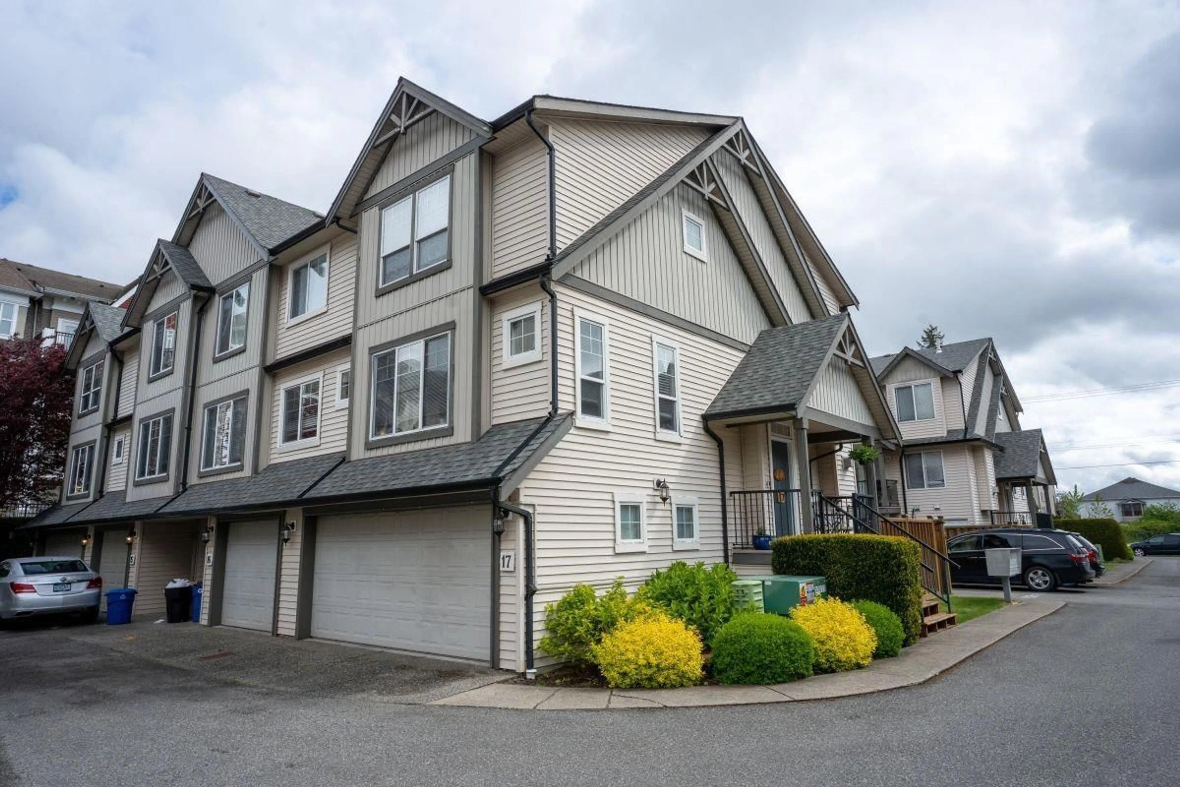Home with vinyl exterior material, street for 17 - 8917 EDWARD STREET, Chilliwack British Columbia V2P4E2