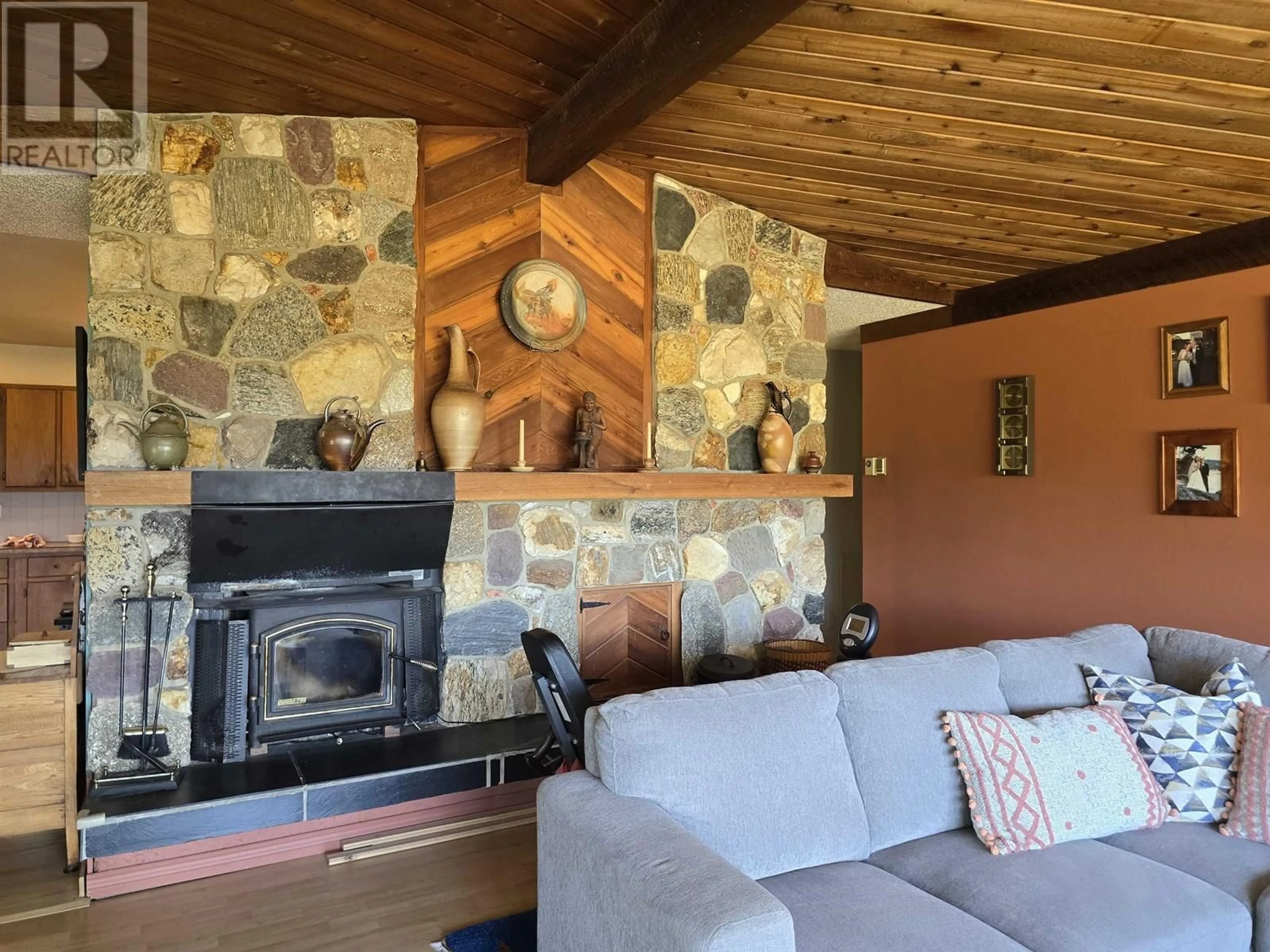 Living room with furniture, wood/laminate floor for 200 WHISKEYFILL ROAD, Valemount British Columbia V0E2Z0