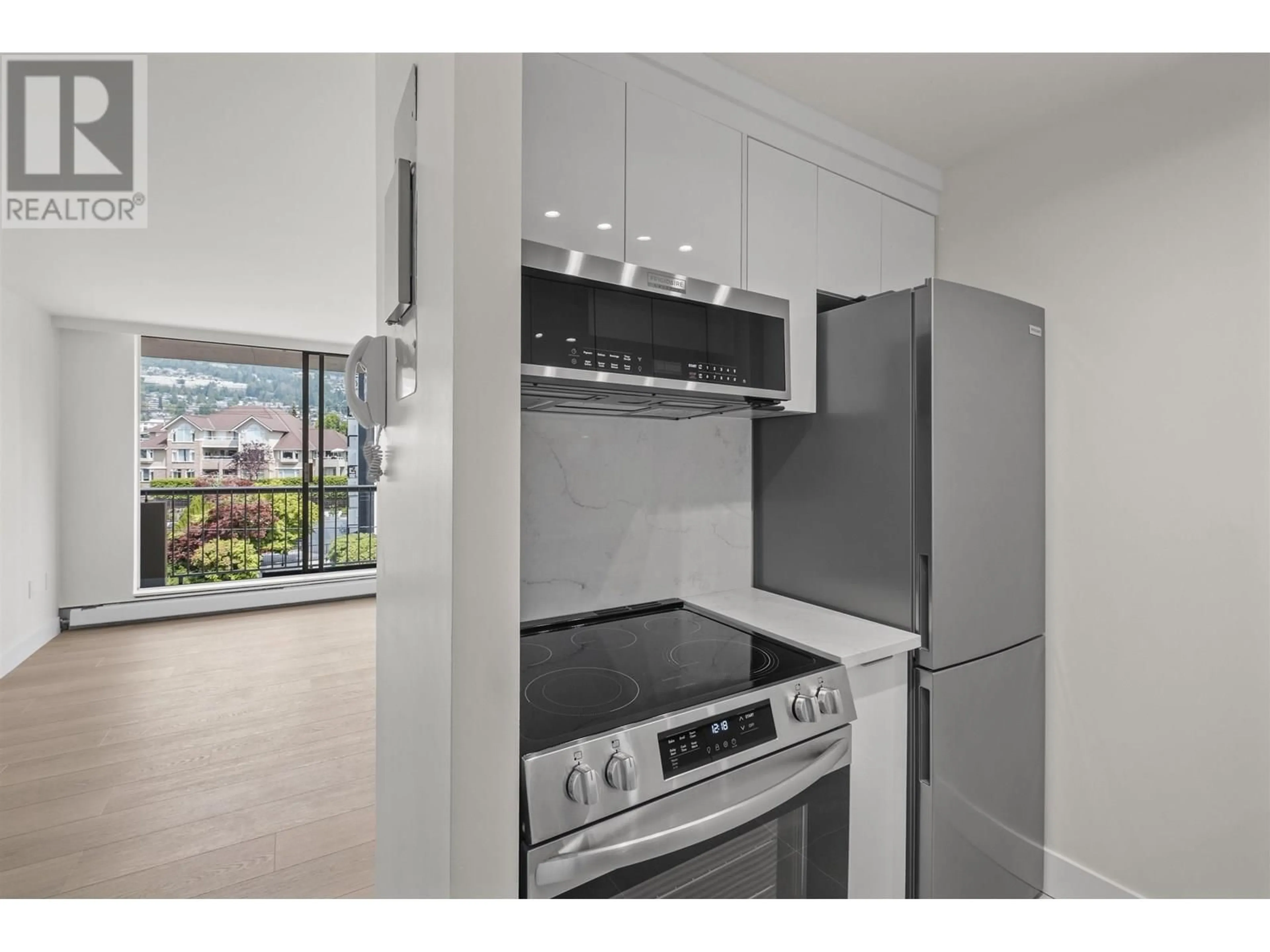Standard kitchen, unknown for 403 - 2150 BELLEVUE AVENUE, West Vancouver British Columbia V7V1C3