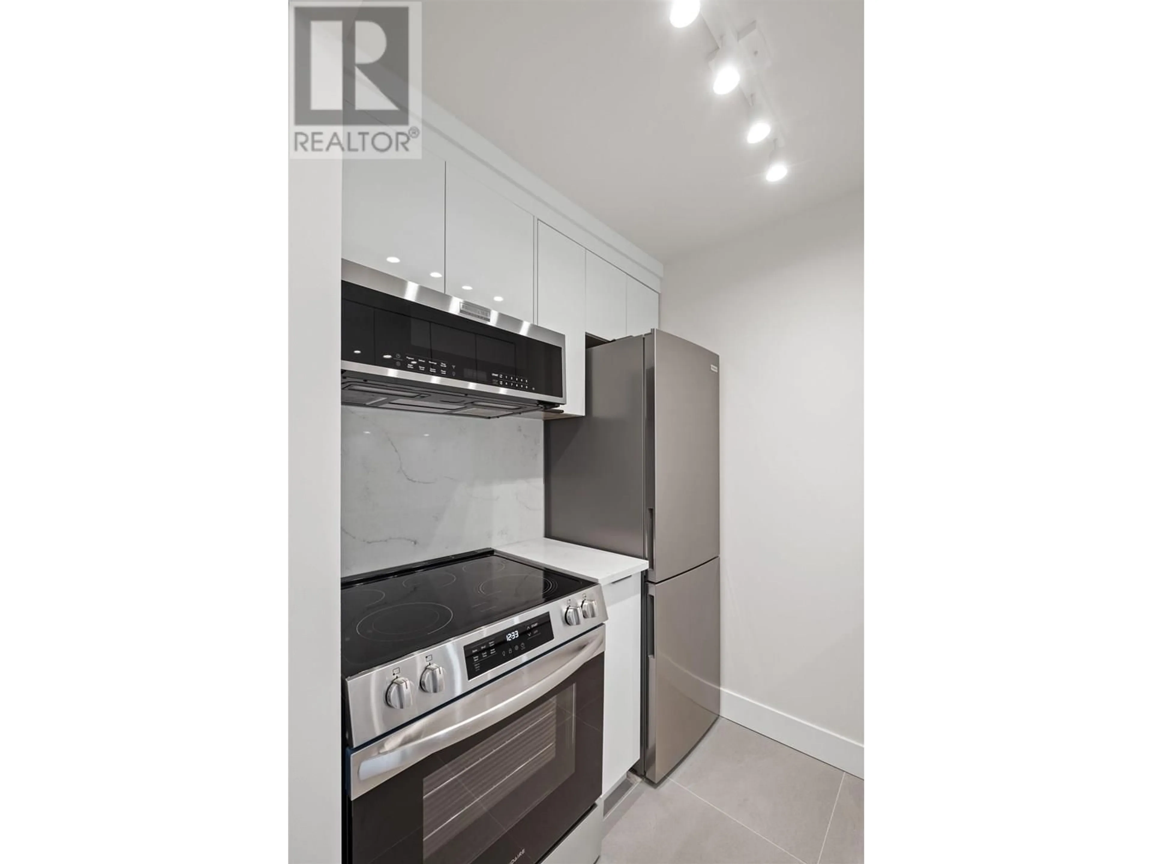 Standard kitchen, wood/laminate floor for 403 - 2150 BELLEVUE AVENUE, West Vancouver British Columbia V7V1C3