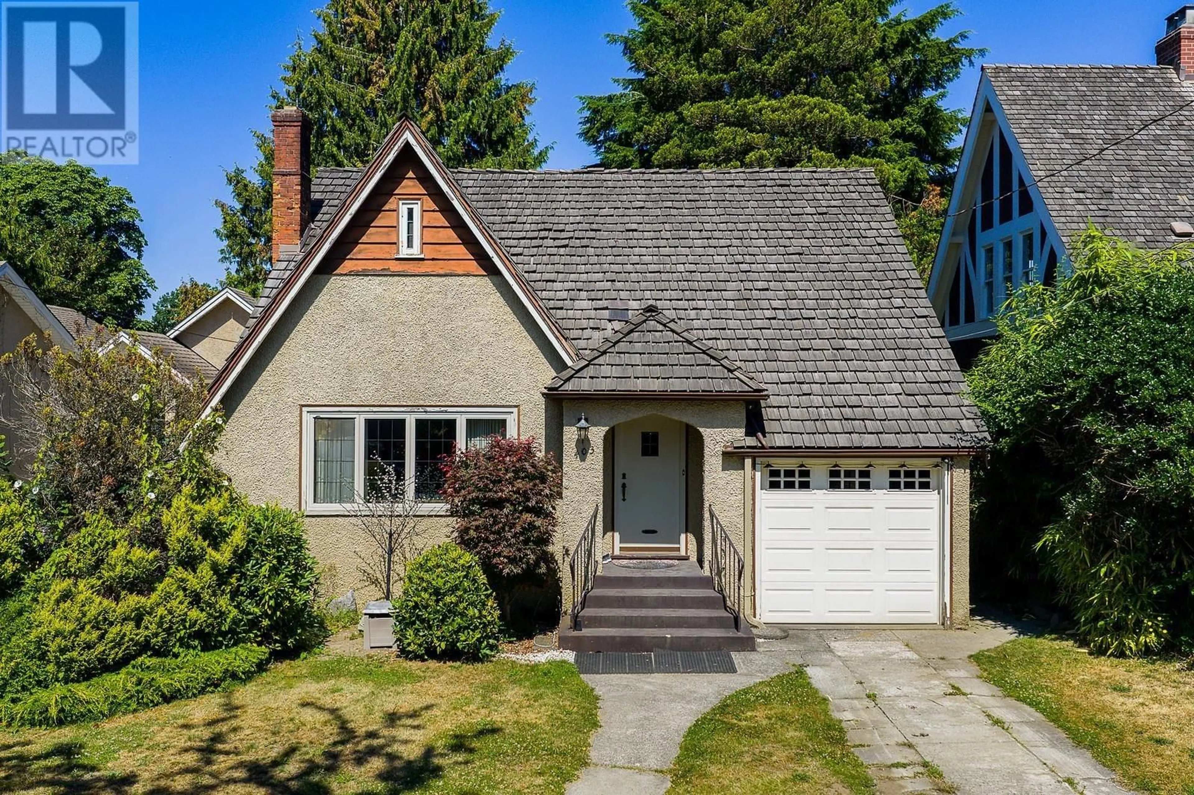 Home with vinyl exterior material, street for 403 SIXTH AVENUE, New Westminster British Columbia V3L1T9