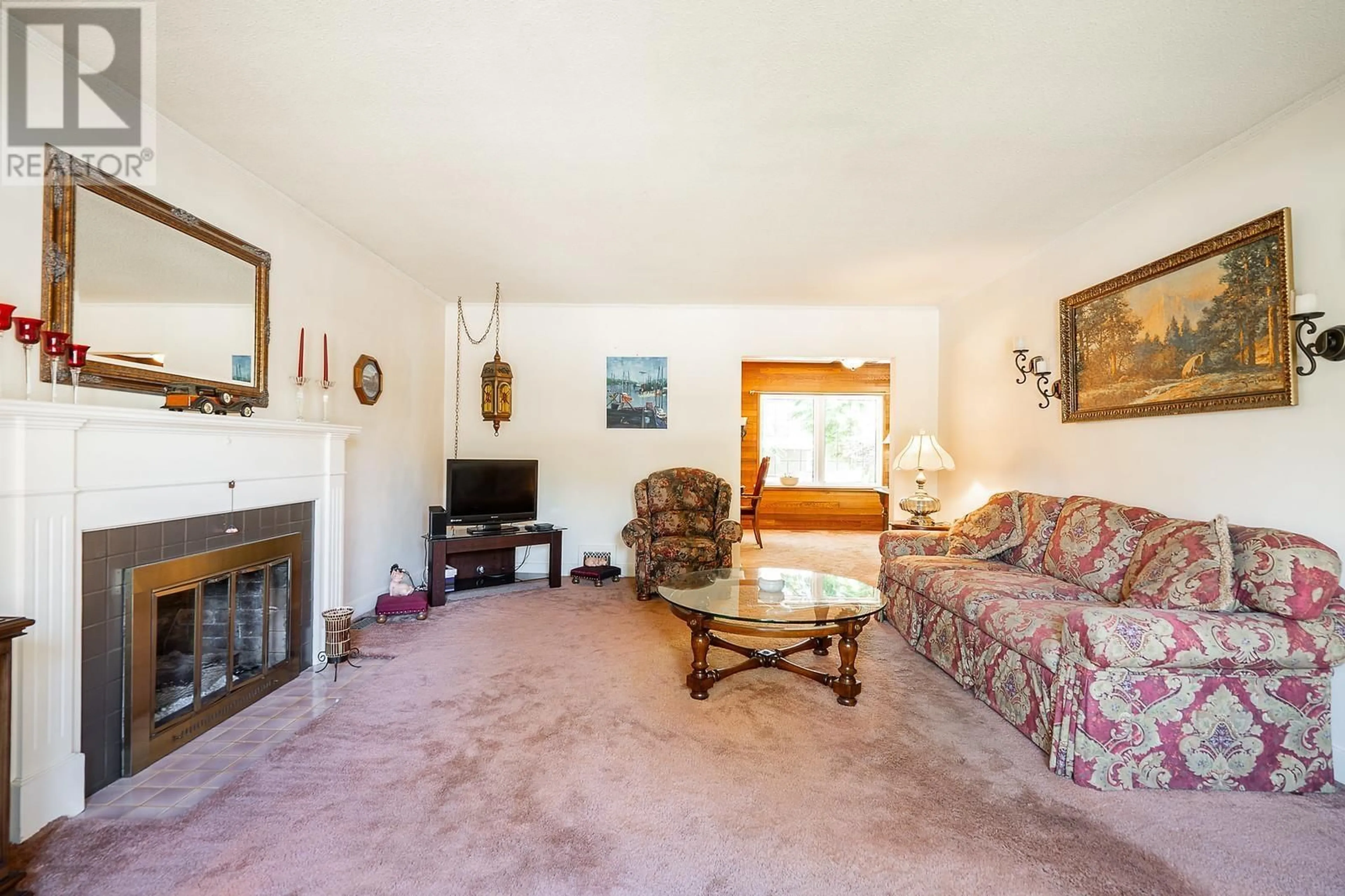 Living room with furniture, carpet floor for 403 SIXTH AVENUE, New Westminster British Columbia V3L1T9