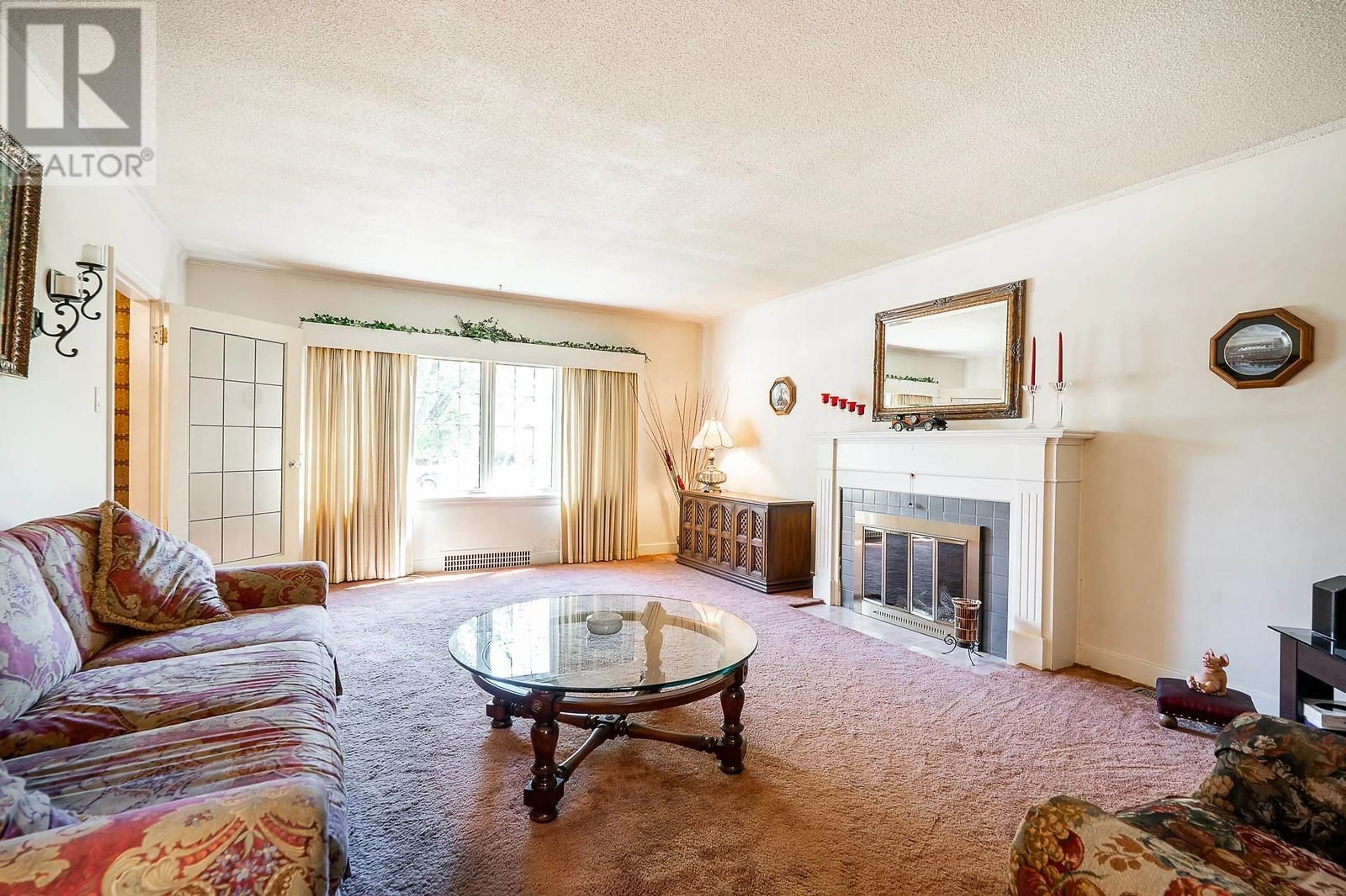 Living room with furniture, carpet floor for 403 SIXTH AVENUE, New Westminster British Columbia V3L1T9