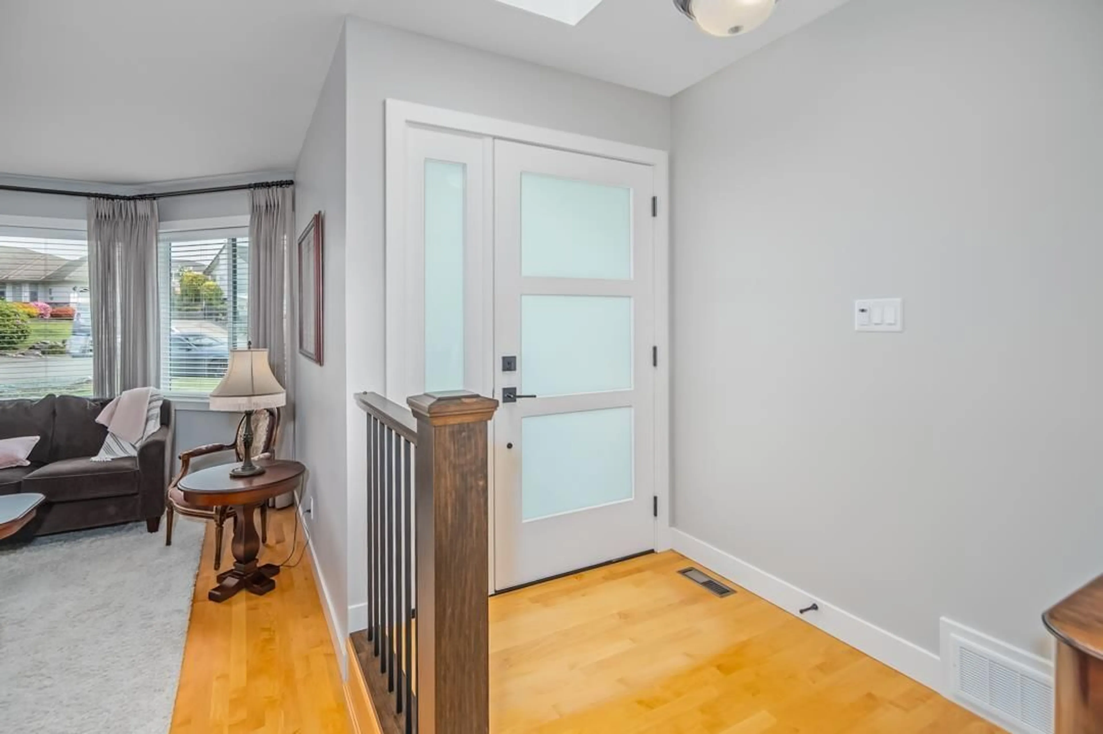 Indoor entryway for 34936 GLENALMOND, Abbotsford British Columbia V2S7G6