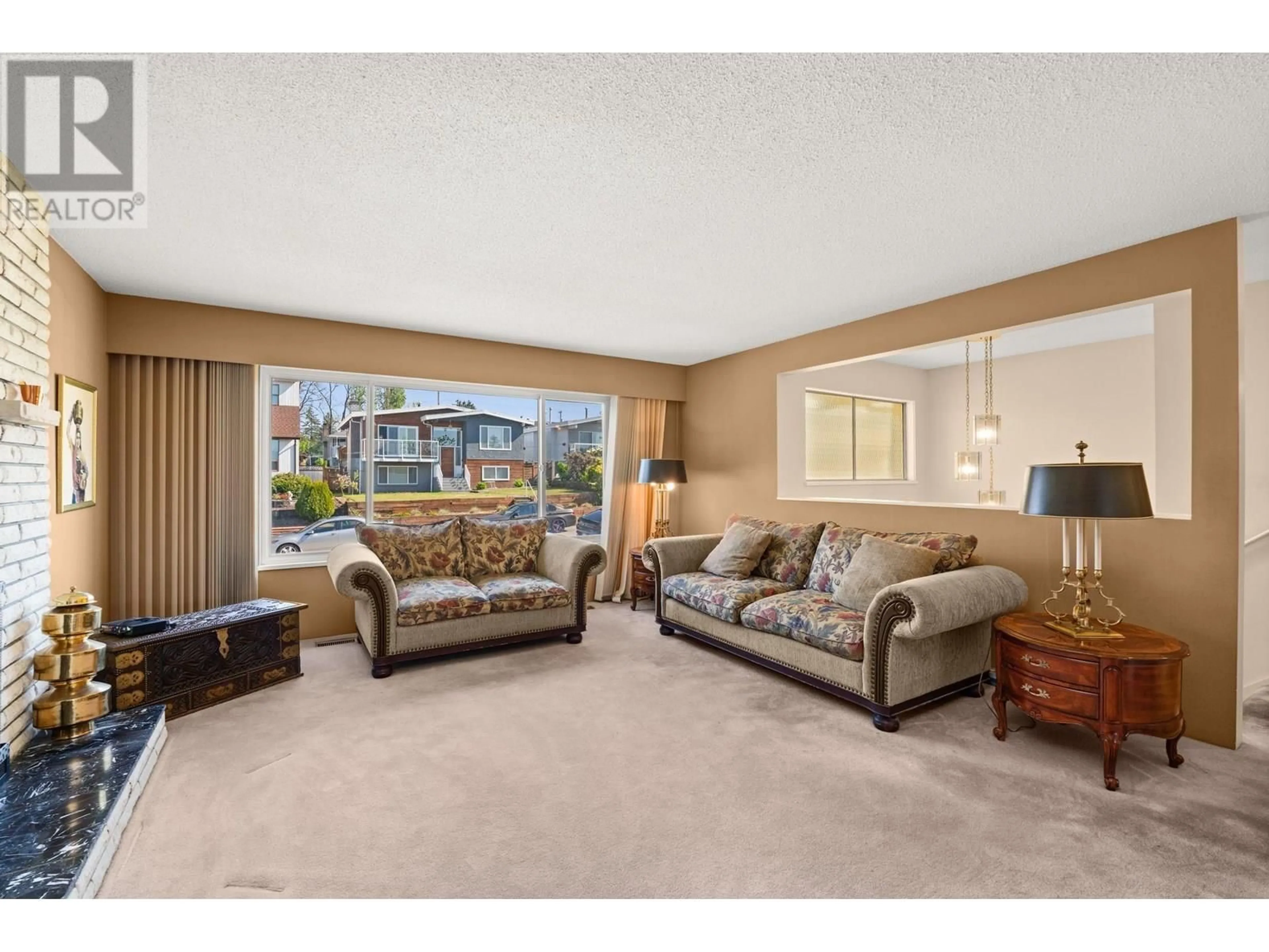 Living room with furniture, carpet floor for 8915 MONROE AVENUE, Burnaby British Columbia V3N4E7