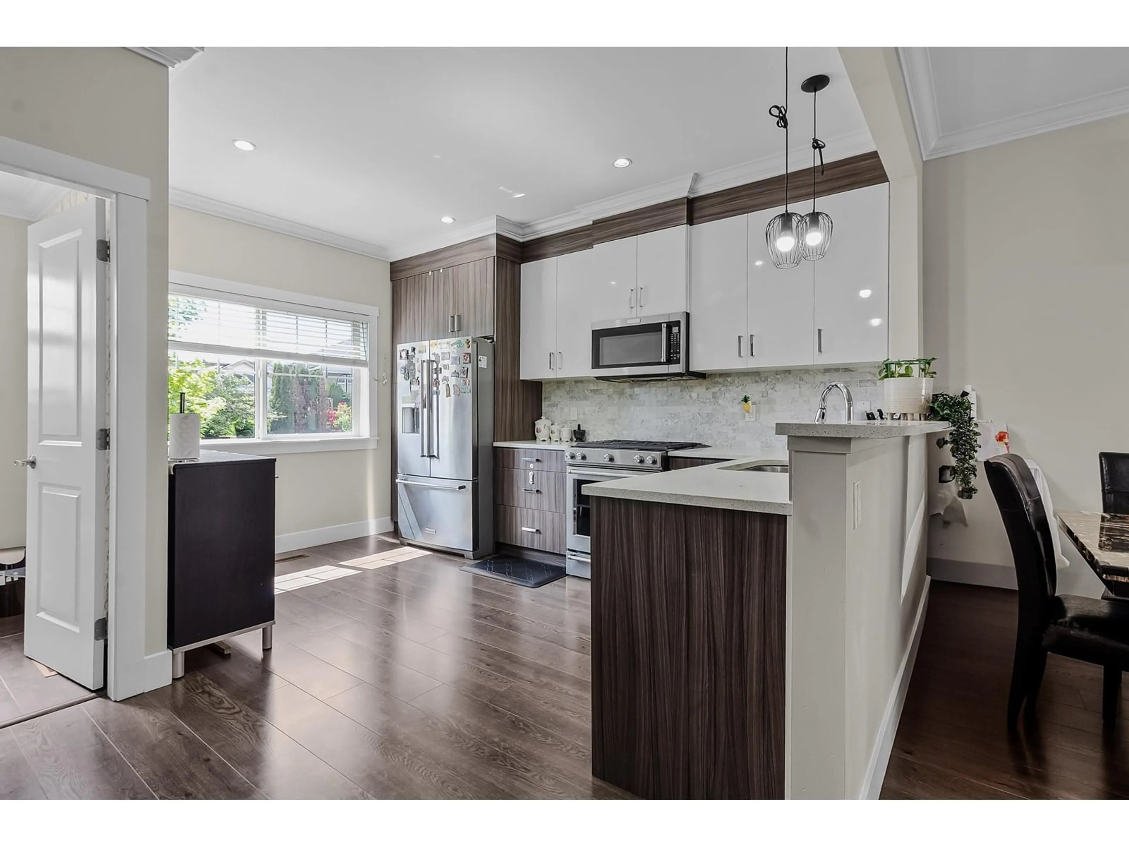 Open concept kitchen, wood/laminate floor for 25 - 19097 64, Surrey British Columbia V3S6X5