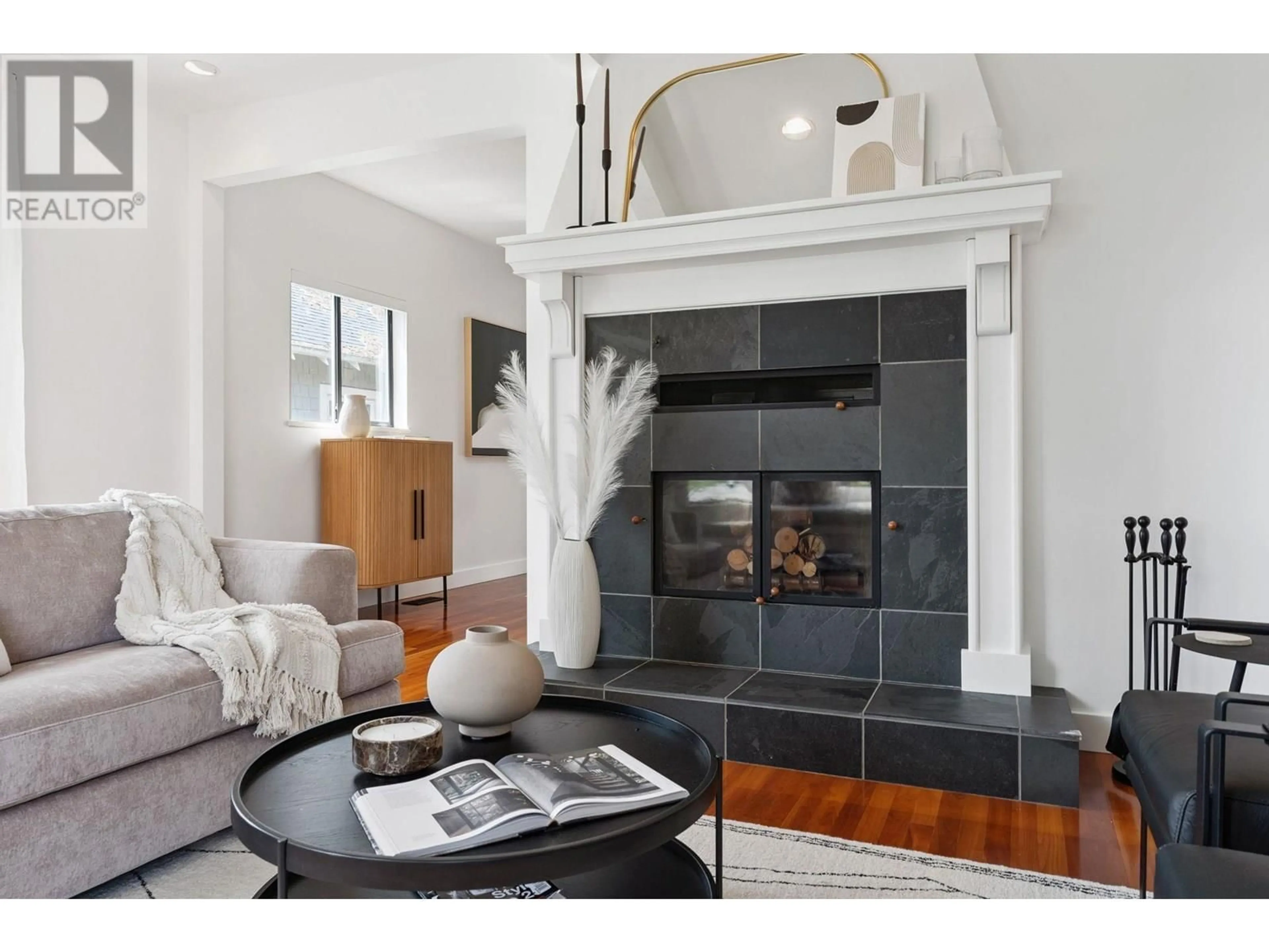 Living room with furniture, unknown for 186 KINGS ROAD, North Vancouver British Columbia V7N2L8