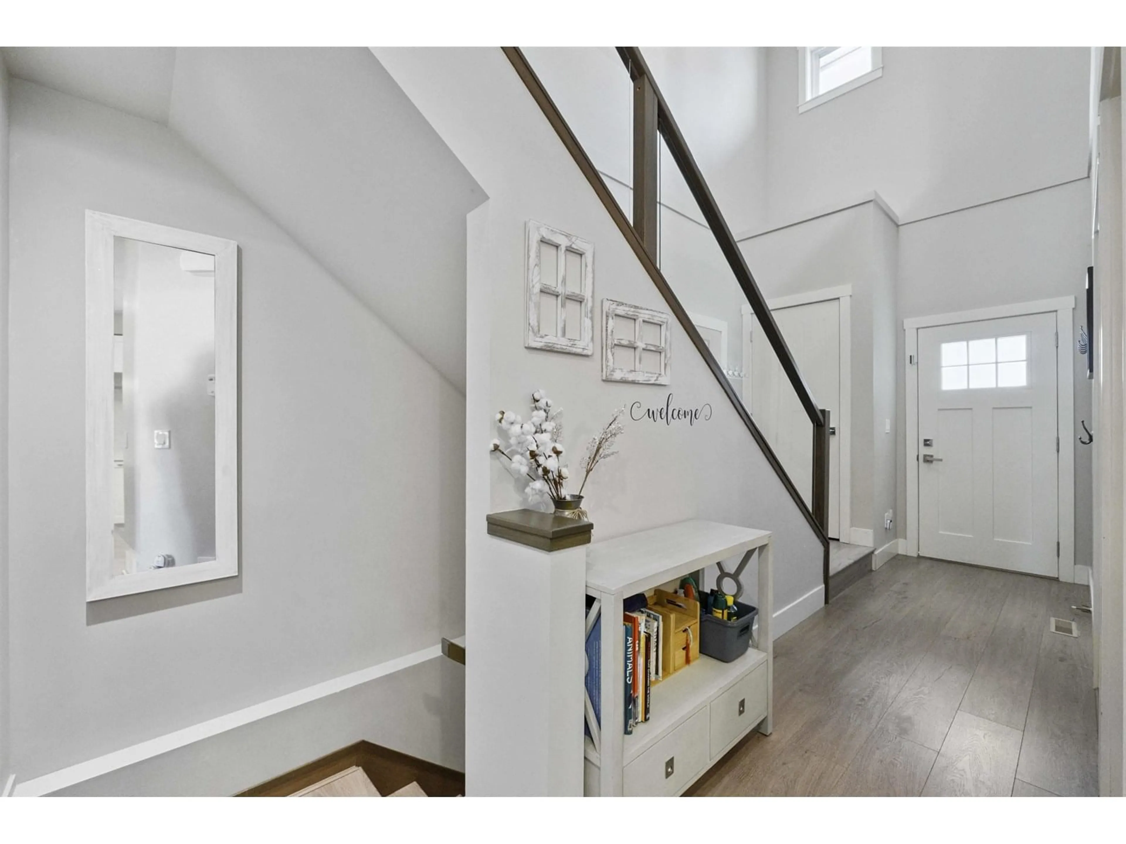 Indoor entryway for 73 - 15677 28, Surrey British Columbia V3Z0E5