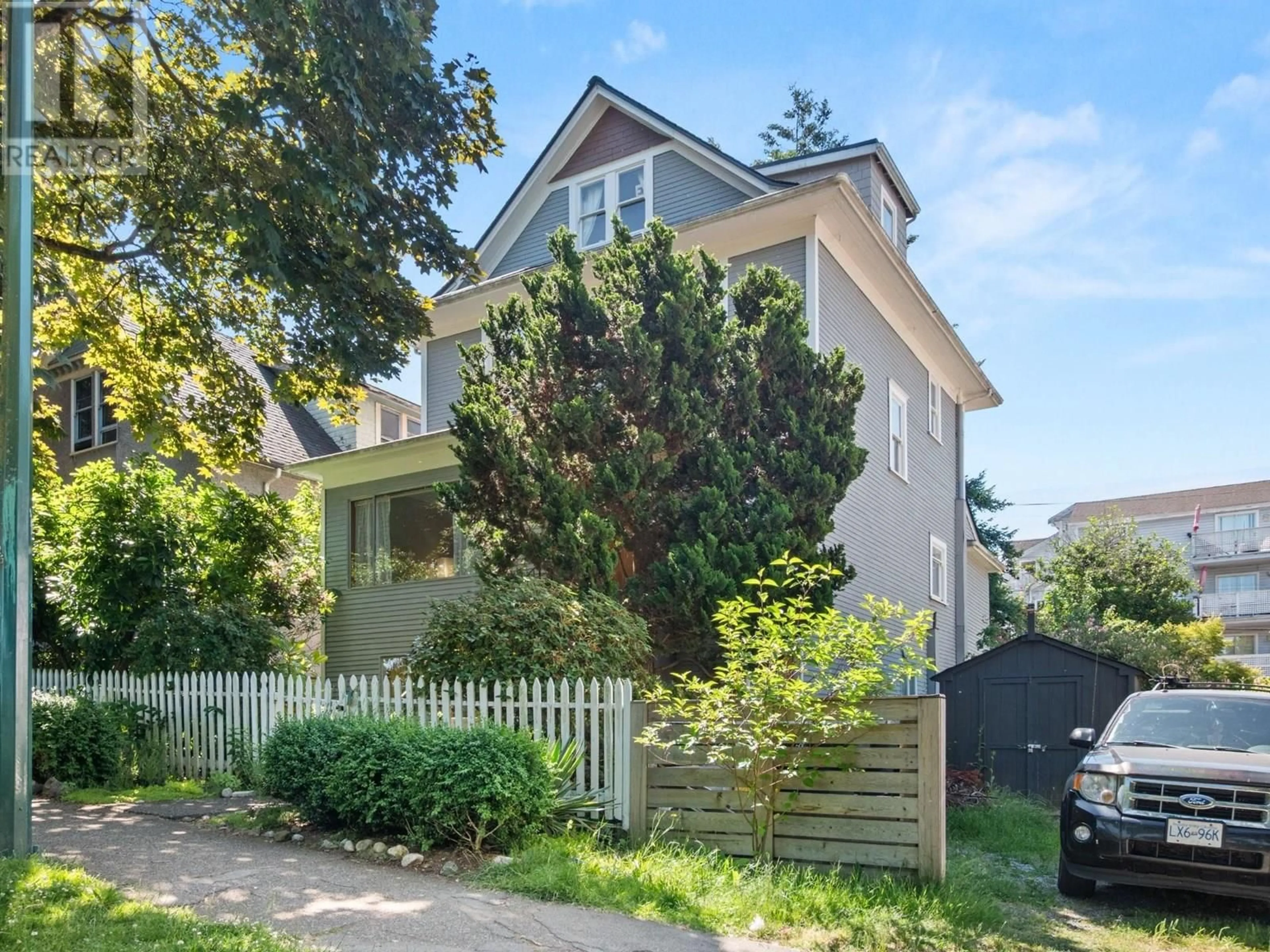 A pic from outside/outdoor area/front of a property/back of a property/a pic from drone, street for 1524 WILLIAM STREET, Vancouver British Columbia V5L2R2