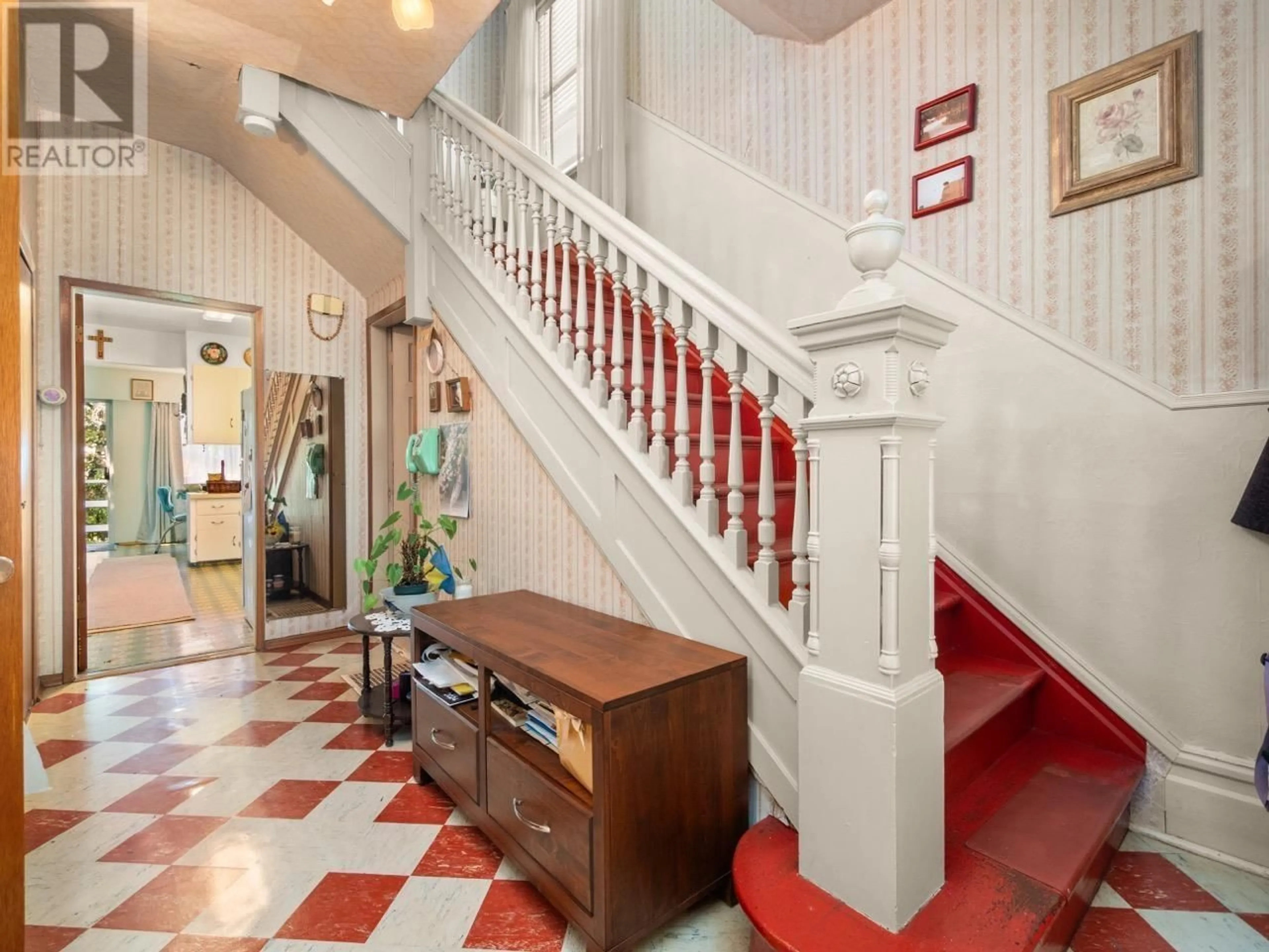 Indoor foyer for 1524 WILLIAM STREET, Vancouver British Columbia V5L2R2