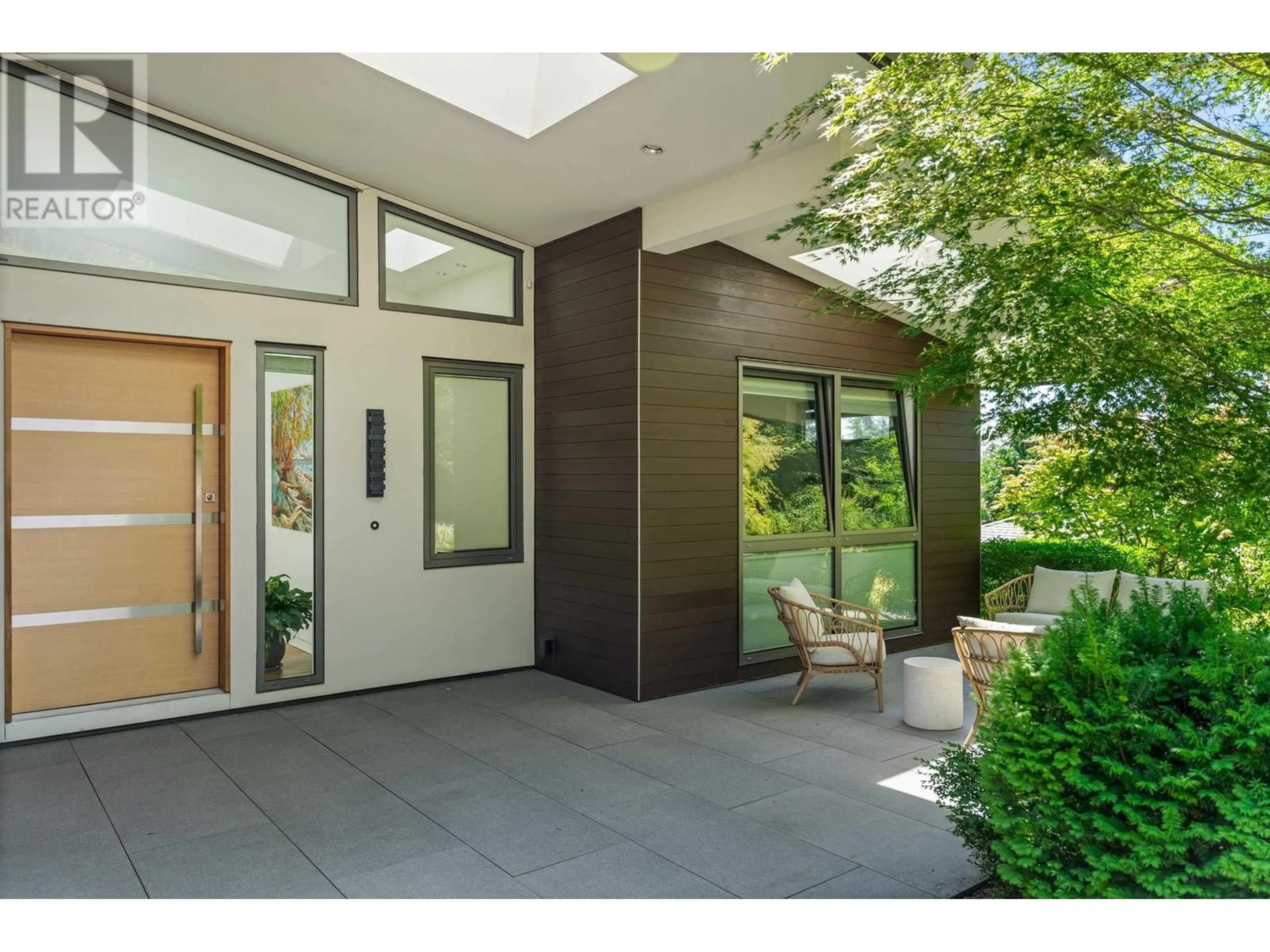Indoor entryway for 98 BONNYMUIR DRIVE, West Vancouver British Columbia V7S1L2