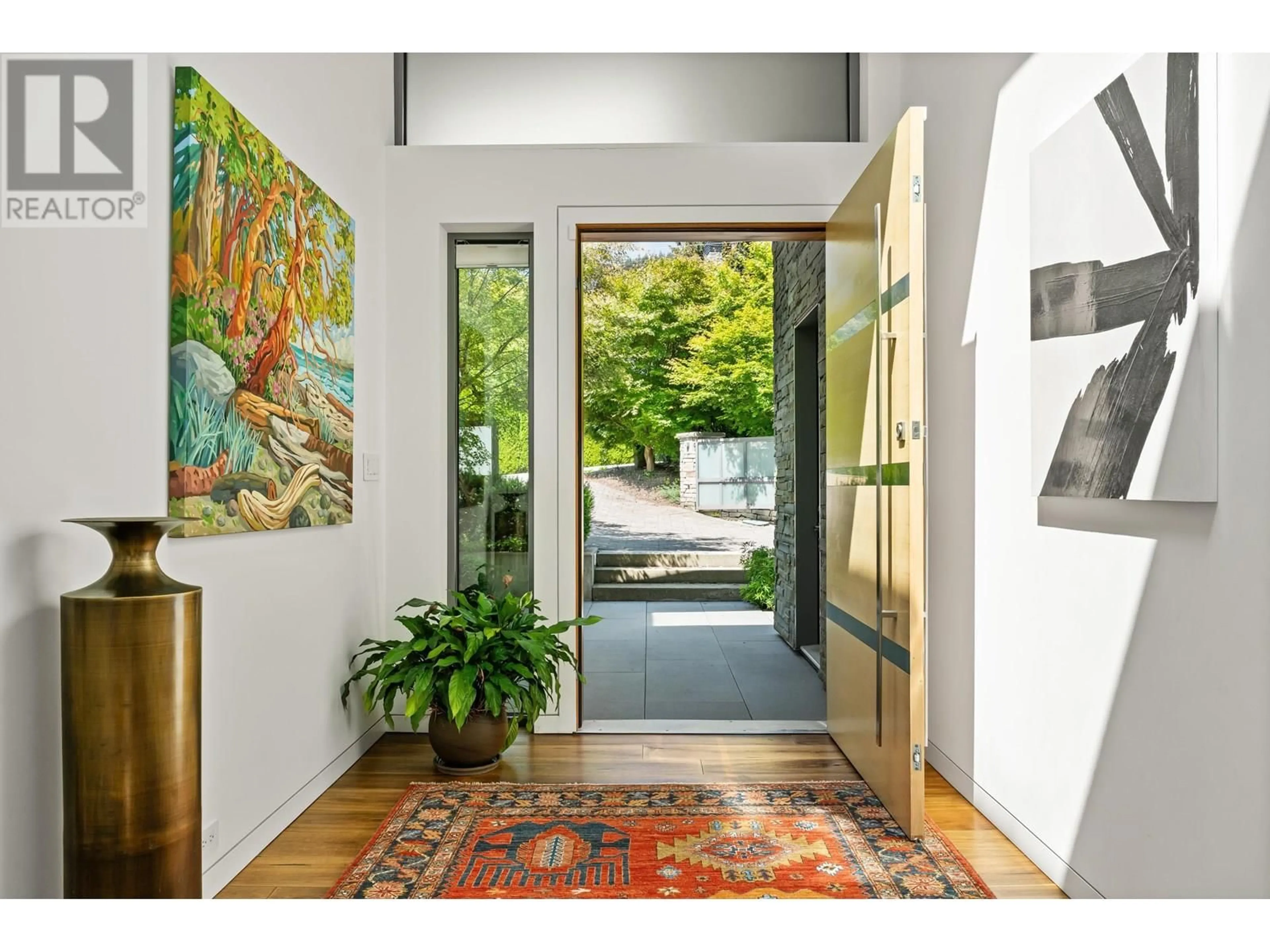 Indoor entryway for 98 BONNYMUIR DRIVE, West Vancouver British Columbia V7S1L2