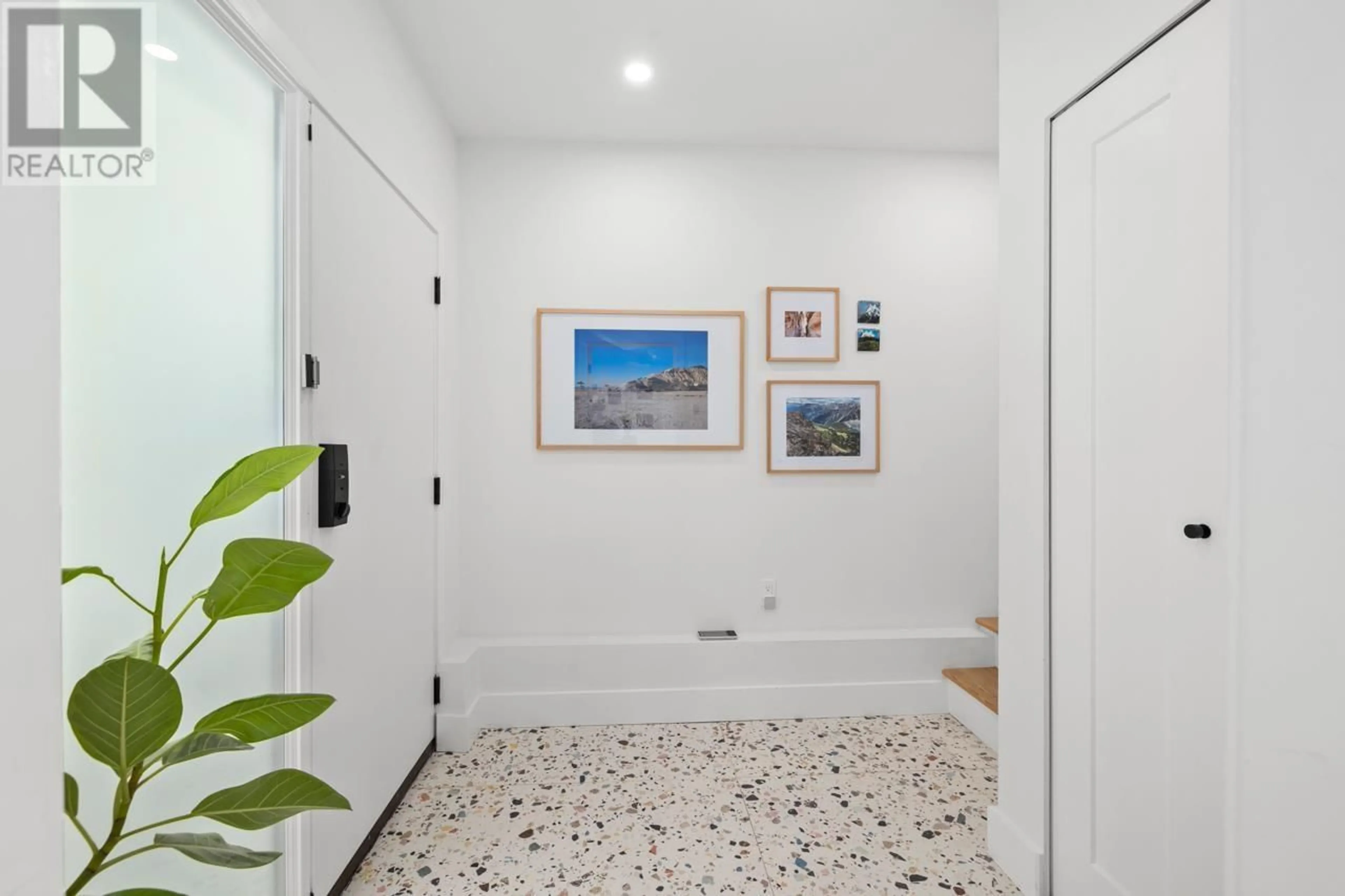 Indoor entryway for 1346 15TH AVENUE, Vancouver British Columbia V5N2E4