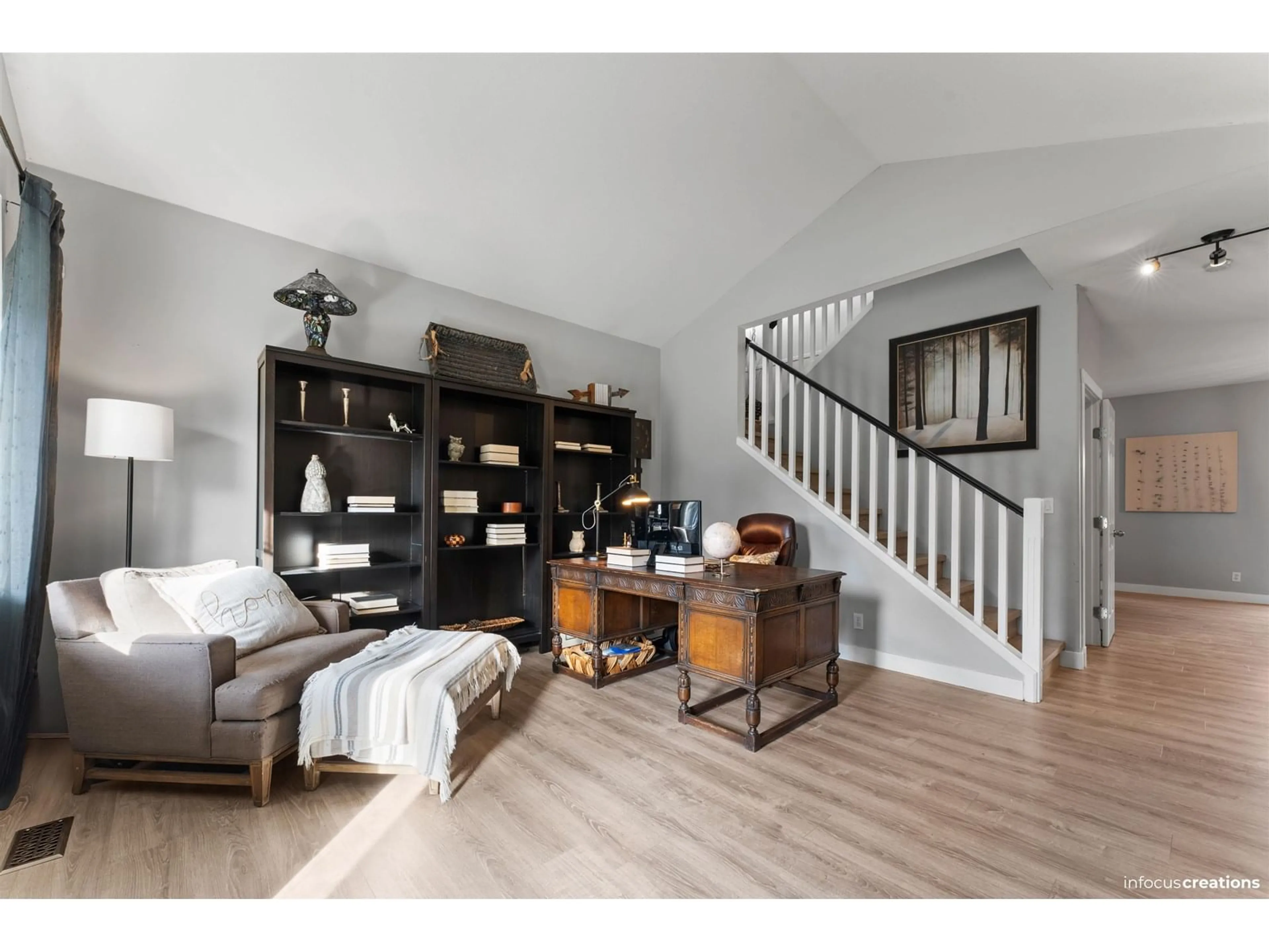 Living room with furniture, wood/laminate floor for 6688 182, Surrey British Columbia V3S0L9