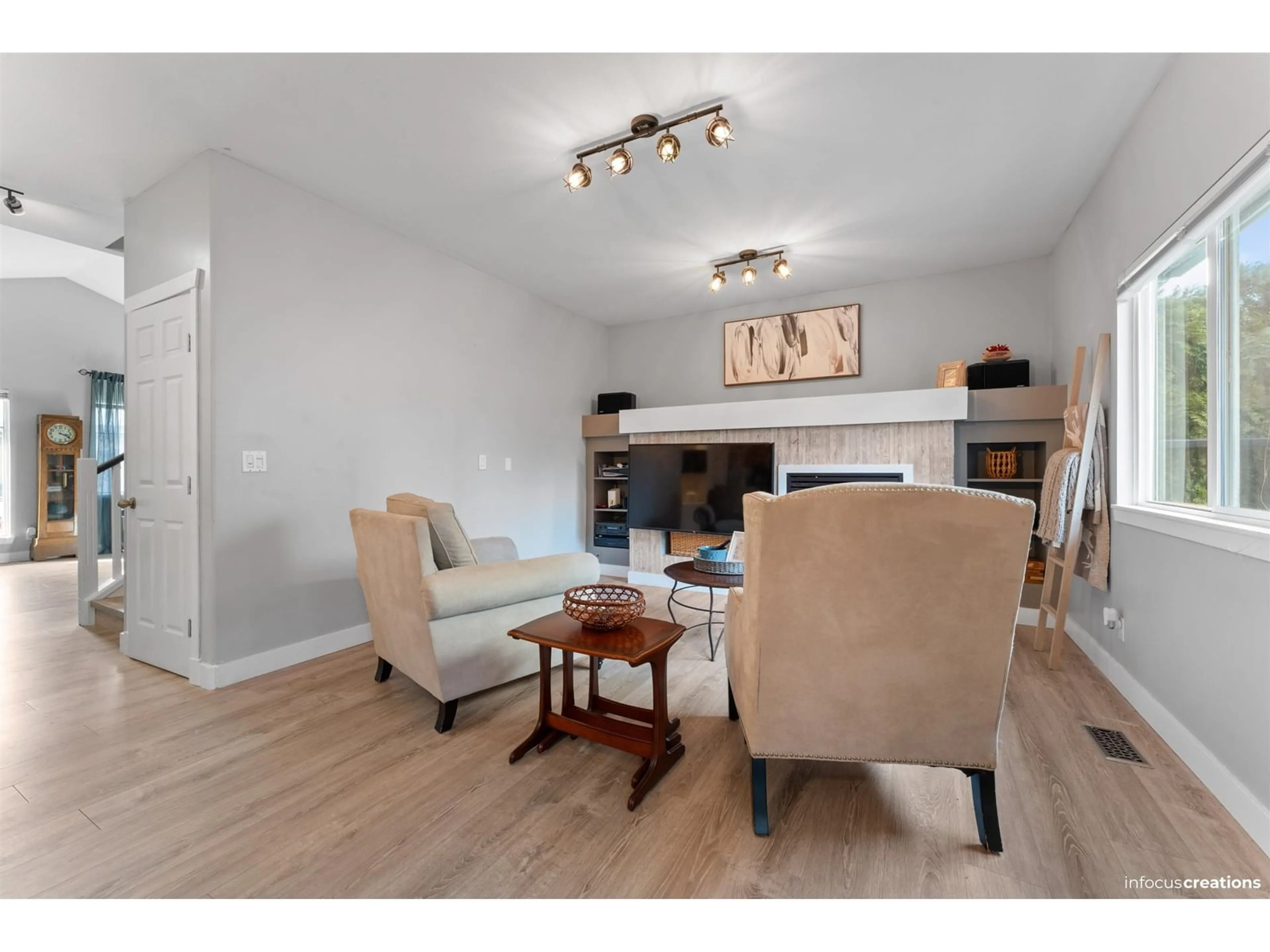 Living room with furniture, wood/laminate floor for 6688 182, Surrey British Columbia V3S0L9