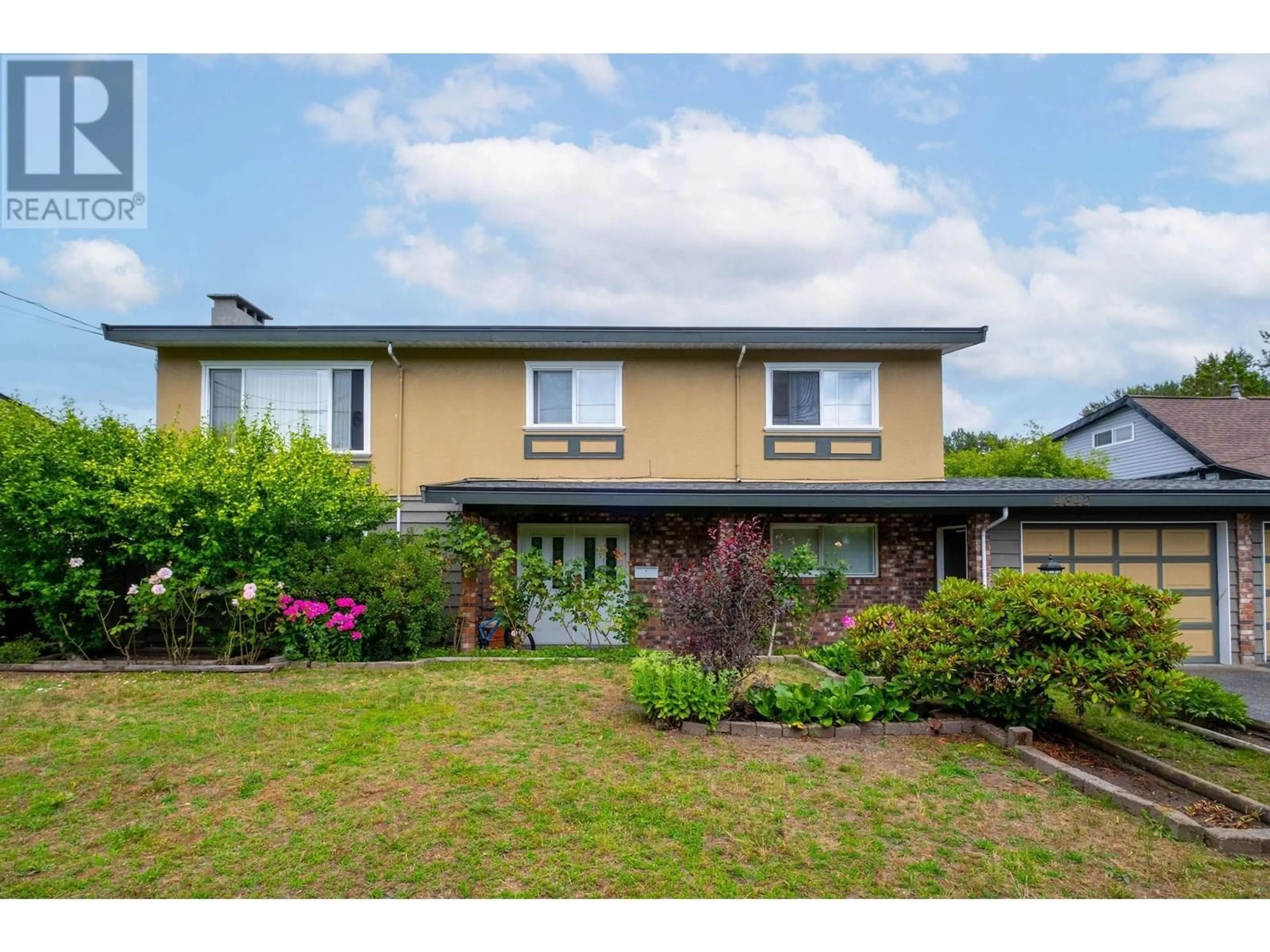 A pic from outside/outdoor area/front of a property/back of a property/a pic from drone, street for 4842 ROYAL OAK AVENUE, Burnaby British Columbia V5G3M7