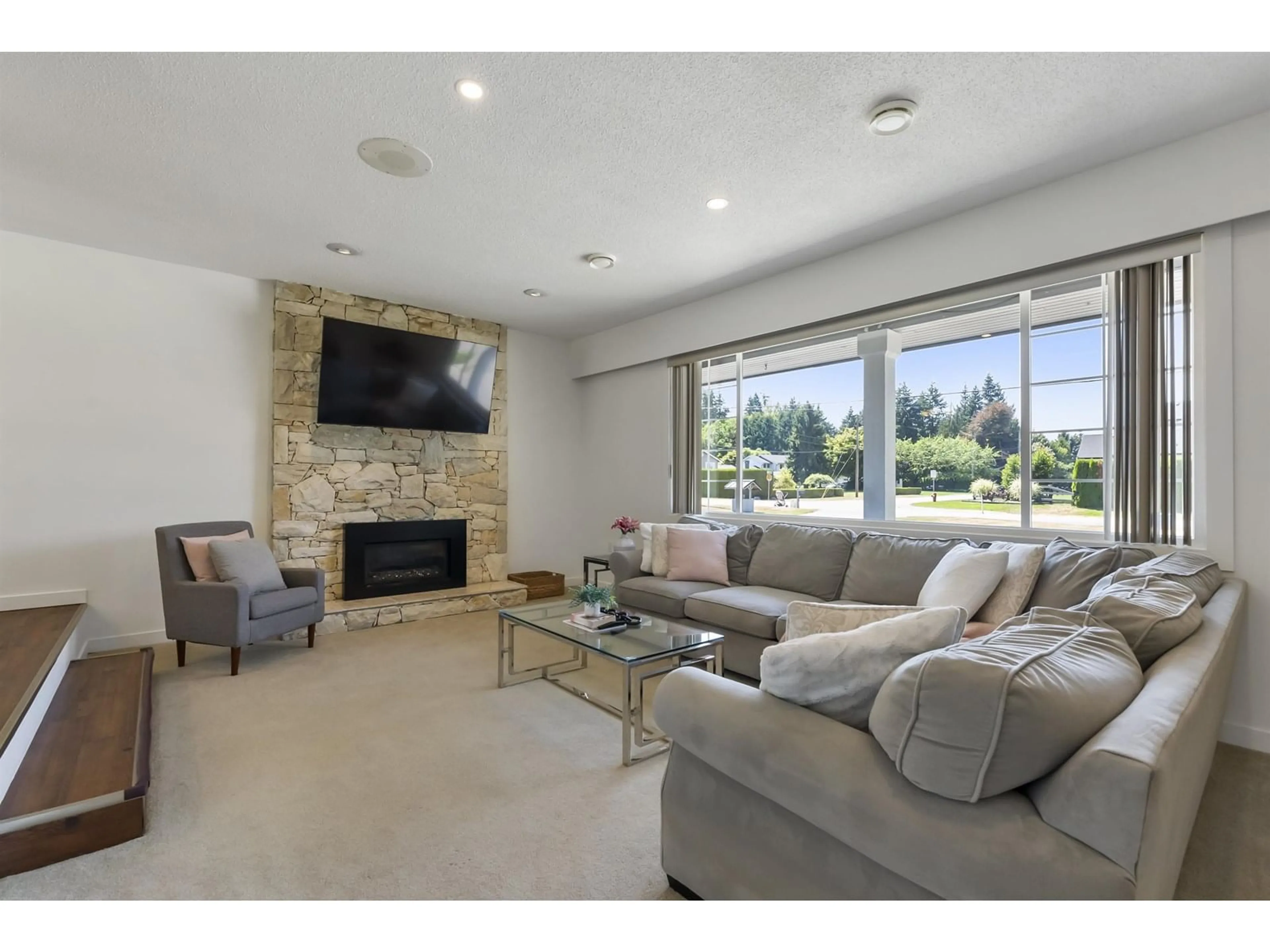 Living room with furniture, unknown for 5564 238, Langley British Columbia V2Z2P1