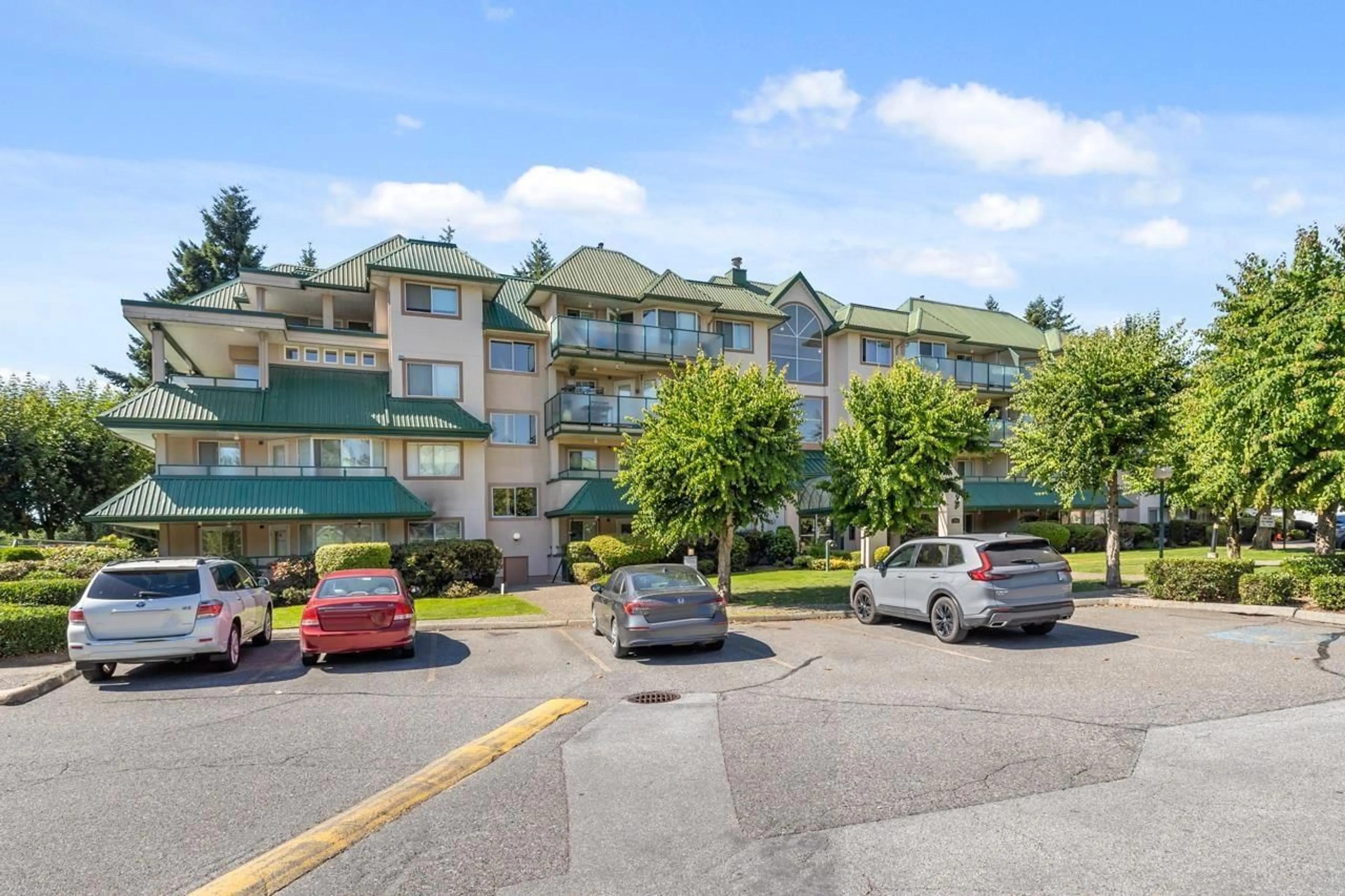 A pic from outside/outdoor area/front of a property/back of a property/a pic from drone, mountain view for 310 - 2958 TRETHEWEY, Abbotsford British Columbia V2T6P6